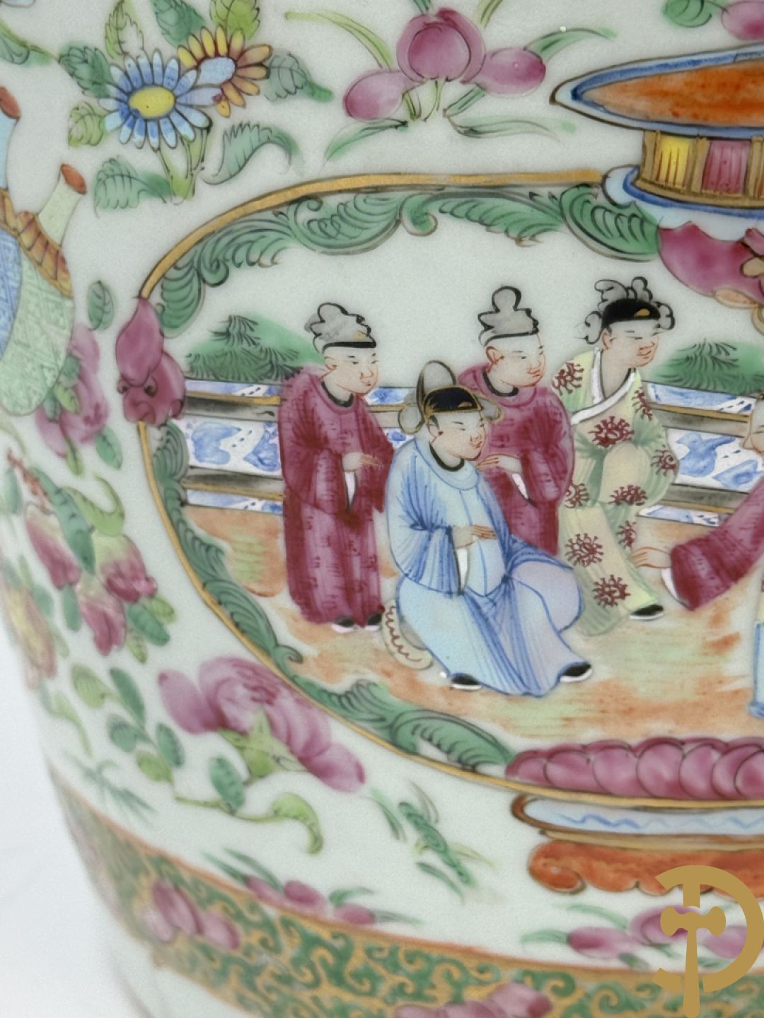 Chinese porseleinen Kanton vaas met geanimeerde hoftaferelen, natuurmotieven, fauna en floradecor