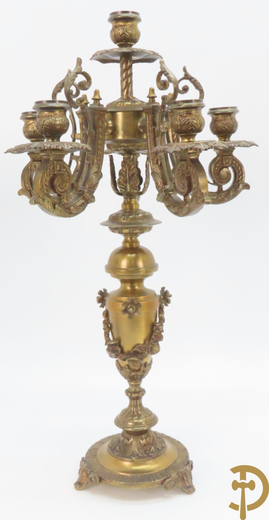 Driedelige bronzen garnituur bestaande uit pendule met 2 dames bovenaan, geflankeerd door paar zesarmige kandelaars