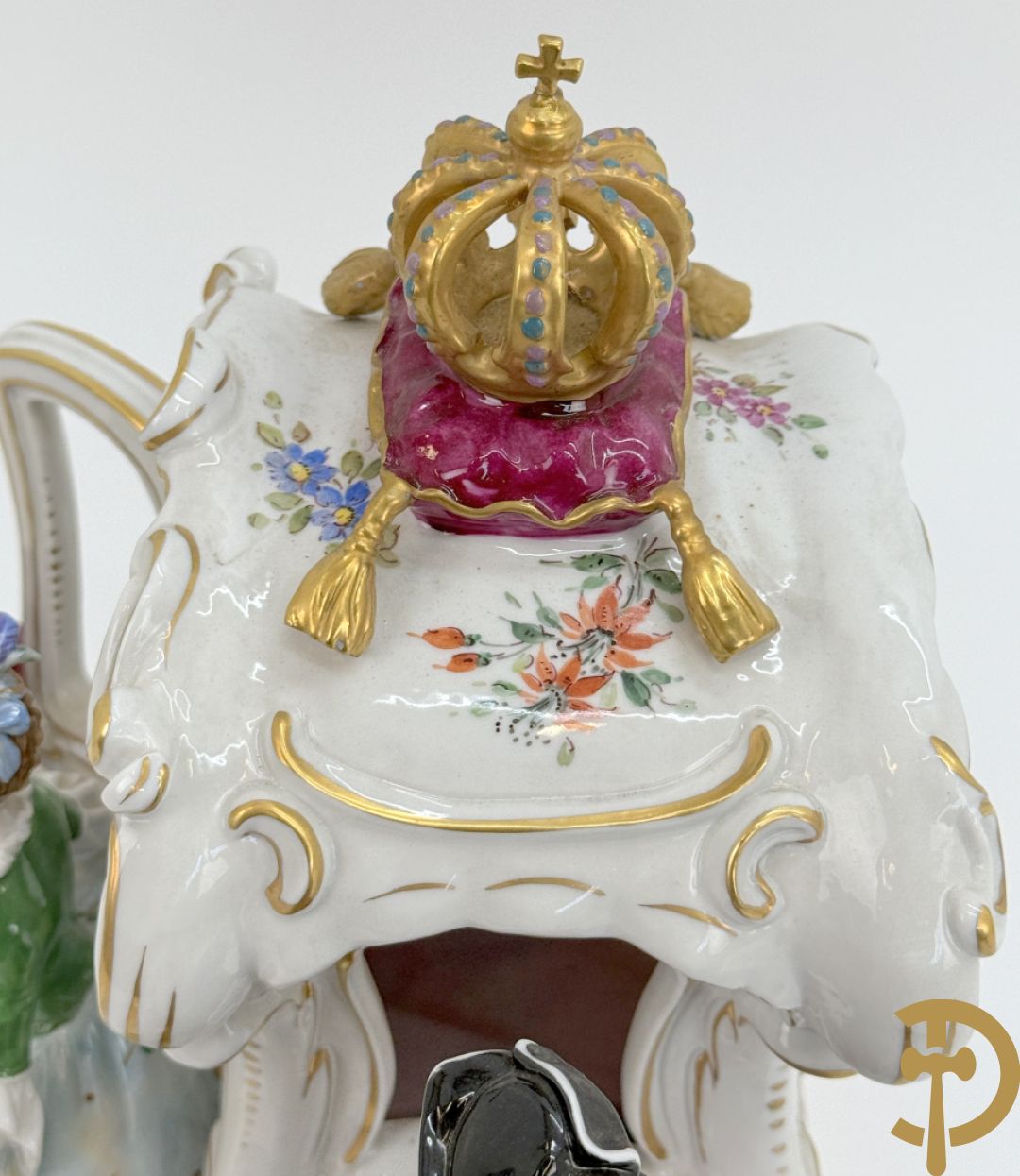 Porseleinen meerkleurige groep met koets, edeldame, lakei, ruiter en 2 paarden