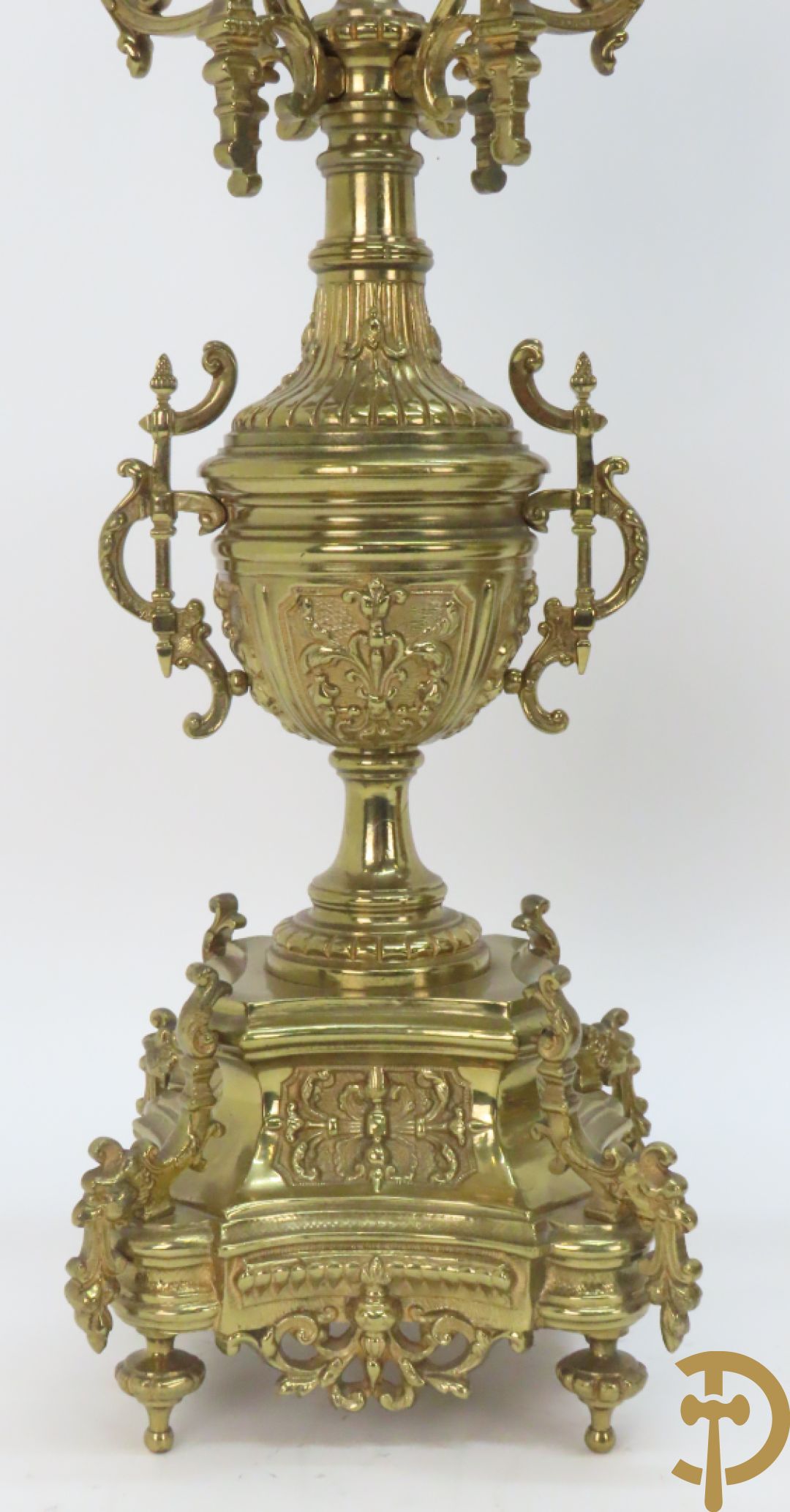 Driedelige koperen Neo Renaissance garnituur bestaande uit klok met amfoor bovenaan en Neo Renaissance motieven, Richond 11 Bd Mont Martre getekend - geflankeerd door paar vijfarmige kandelaars