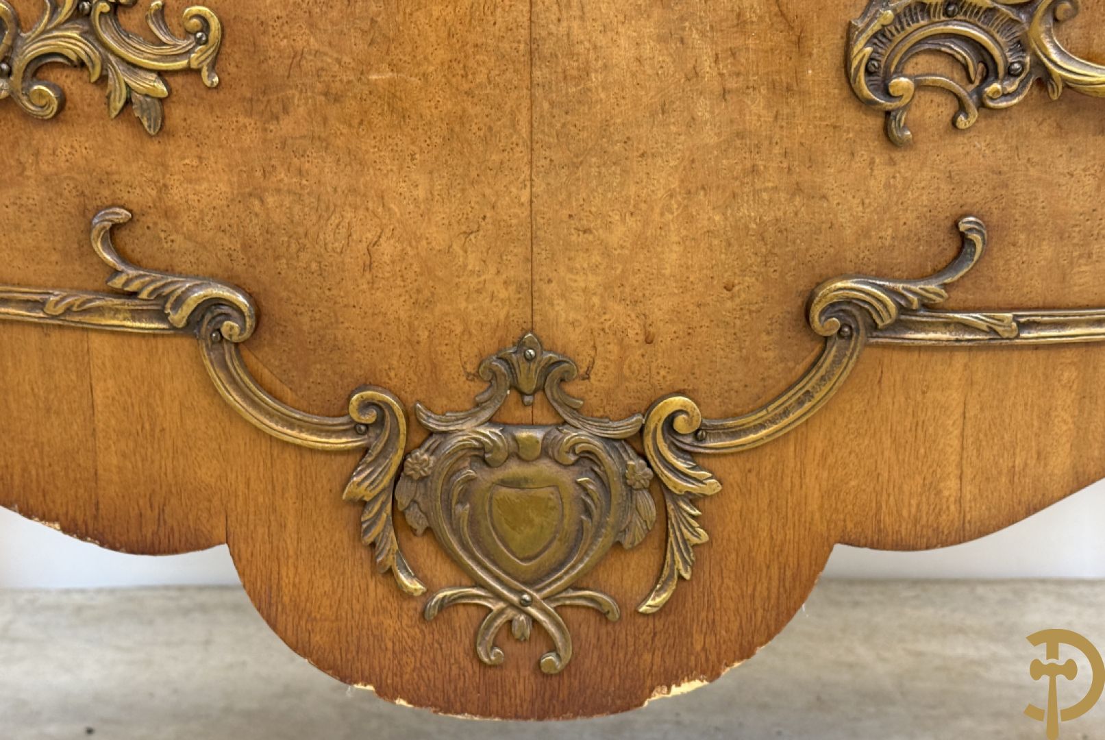 Notelaren Louis XV tweeladencommode met bronsbeslag en marmeren blad