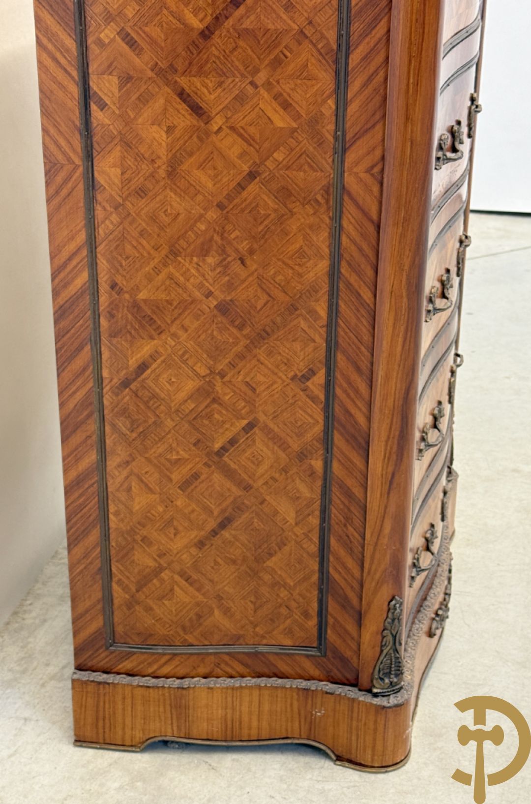 Gemarketteerde notelaren zevenladenkast bezet met bronsbeslag en marmeren blad