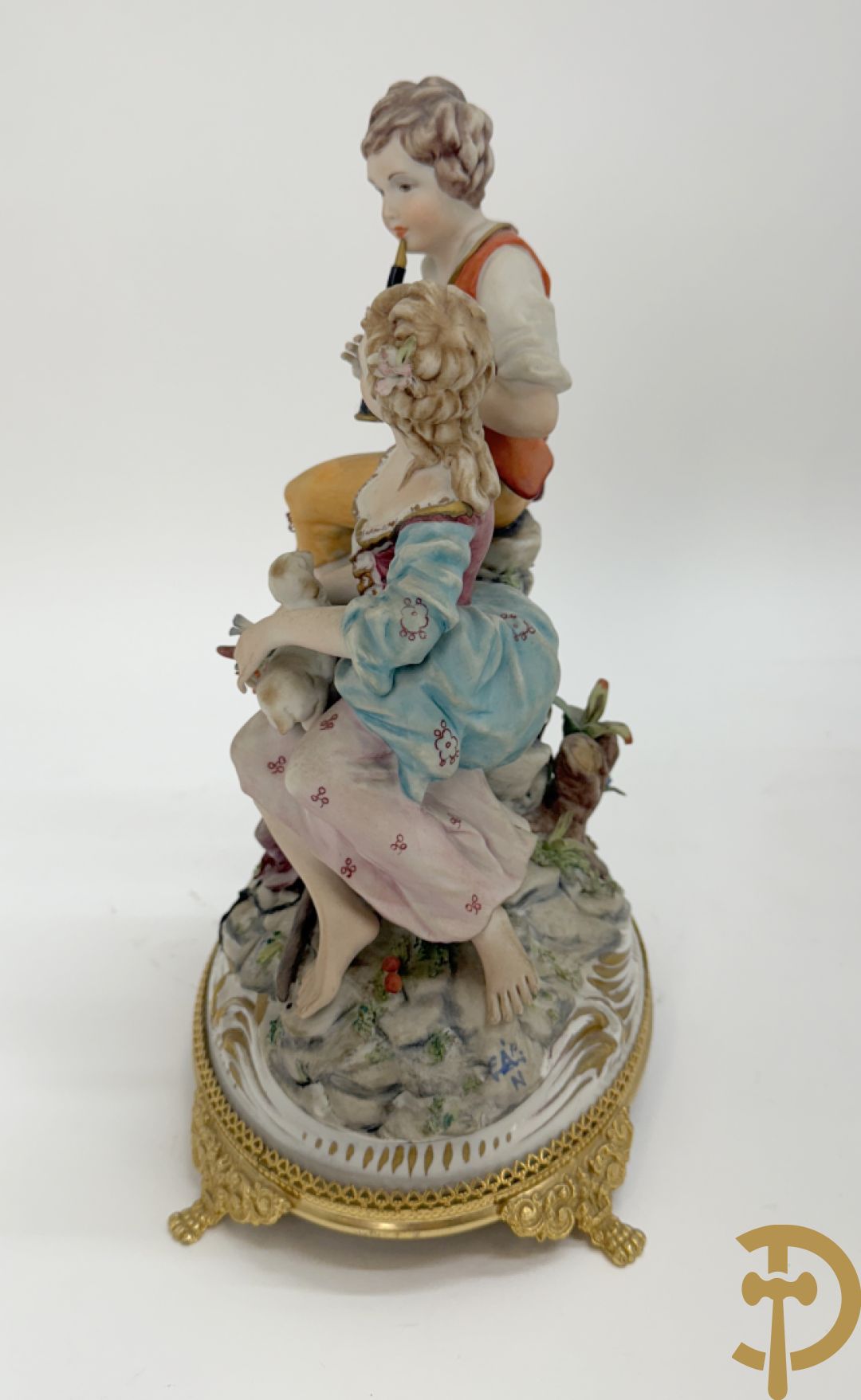 Zes porseleinen groepen Capo di Monte : Paarden met koets, oude man op bank, dame met kinderen, cupido