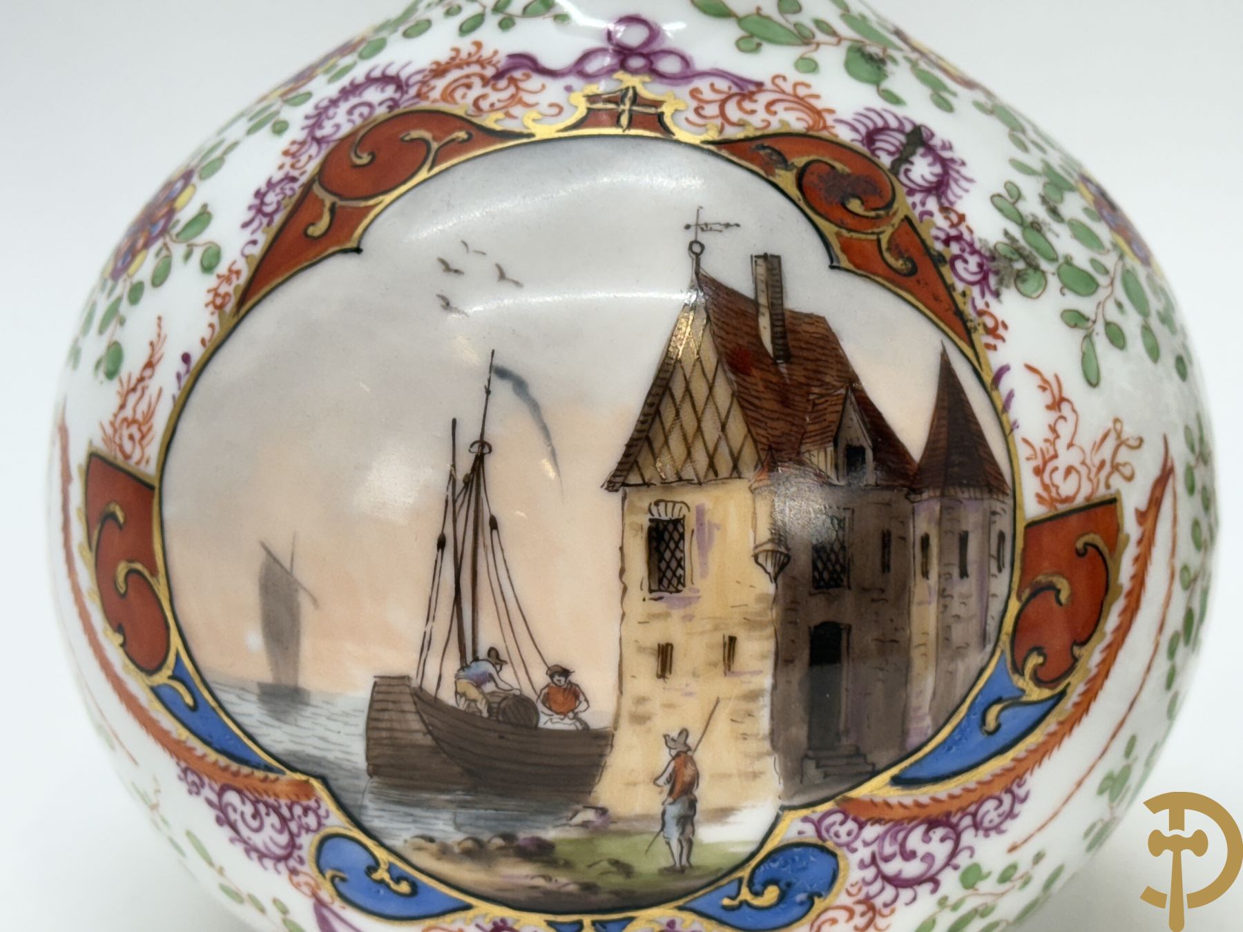 Paar kalebasvormige porseleienen vazen met antieke havenzichten + porseleinen vaasje met havenscènes, onderaan gemerkt