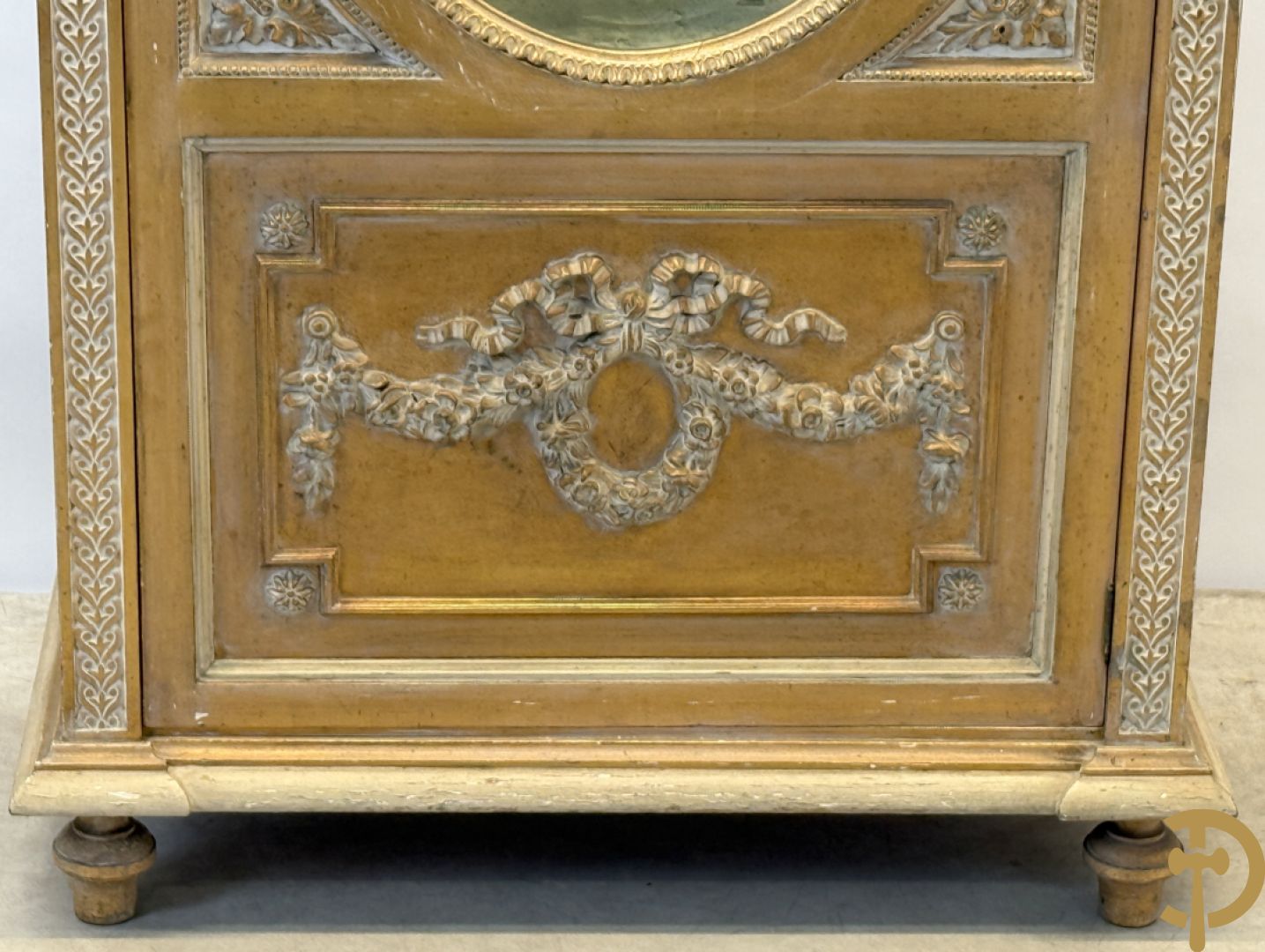 Vergulde ééndeursvitrine met geslepen ruiten, guirlandes en rocailles, bovenaan bekroond met bloemenkrans, Louis XVI stijl