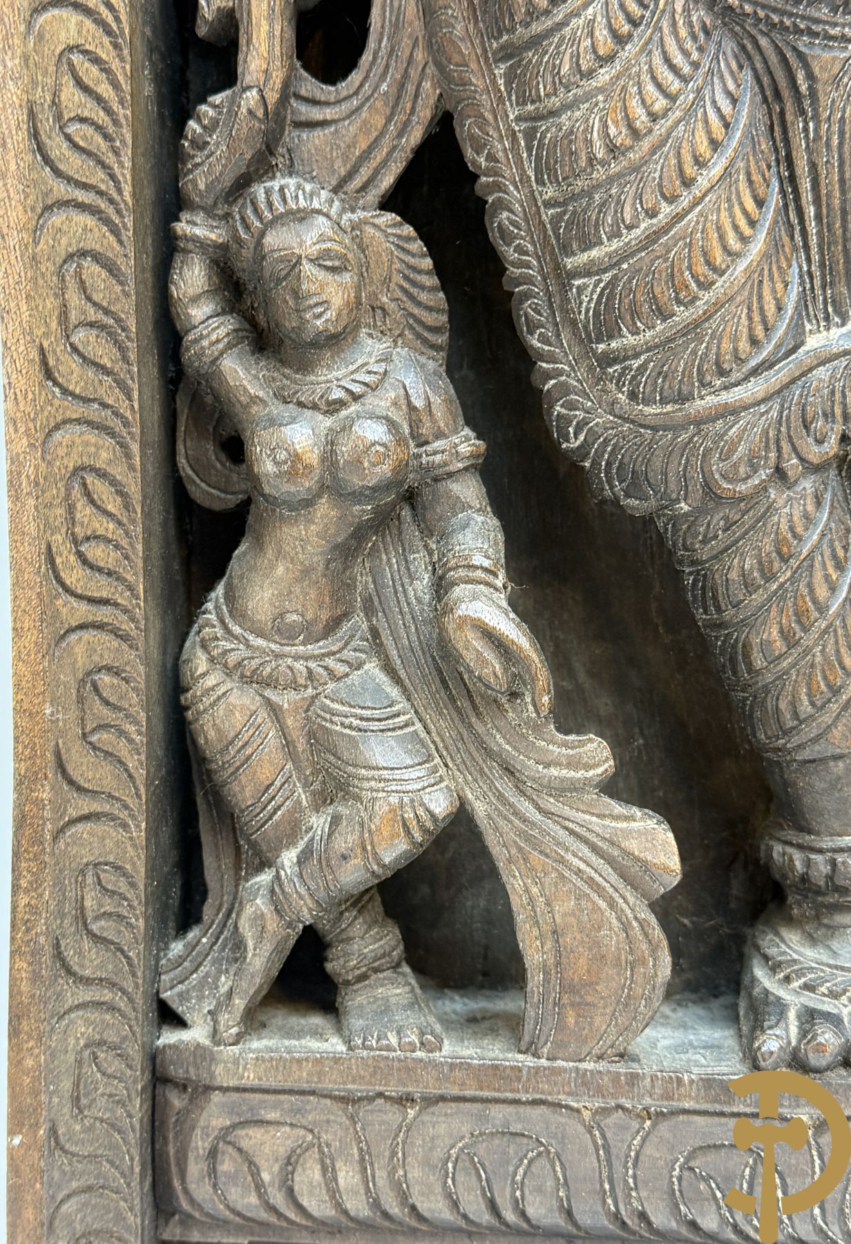 Paar Indische houtgesculpteerde basreliefs van geisha