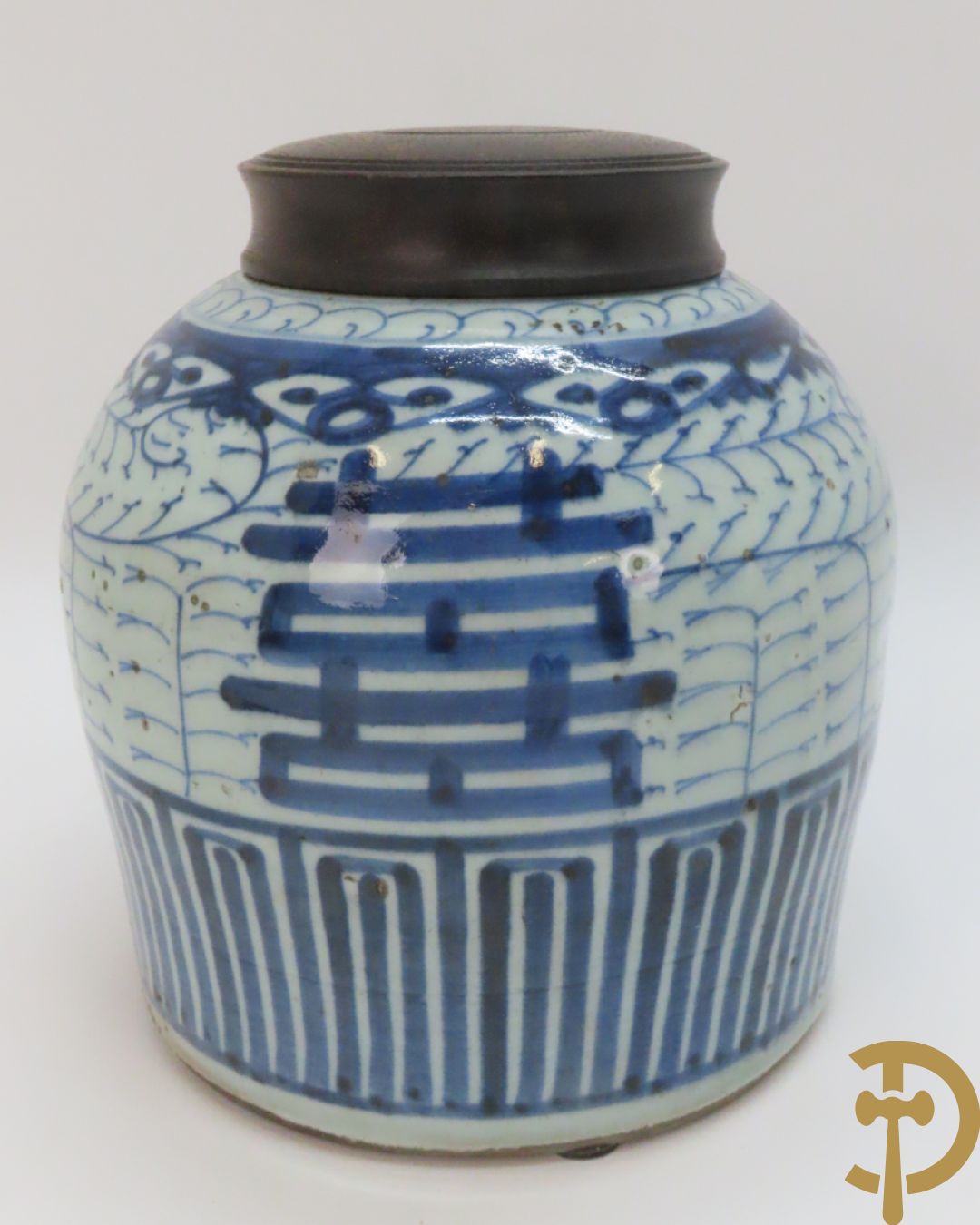 Porseleinen Chinese vaas met bloemendecor + potiche met bloemendecor + tabakspot