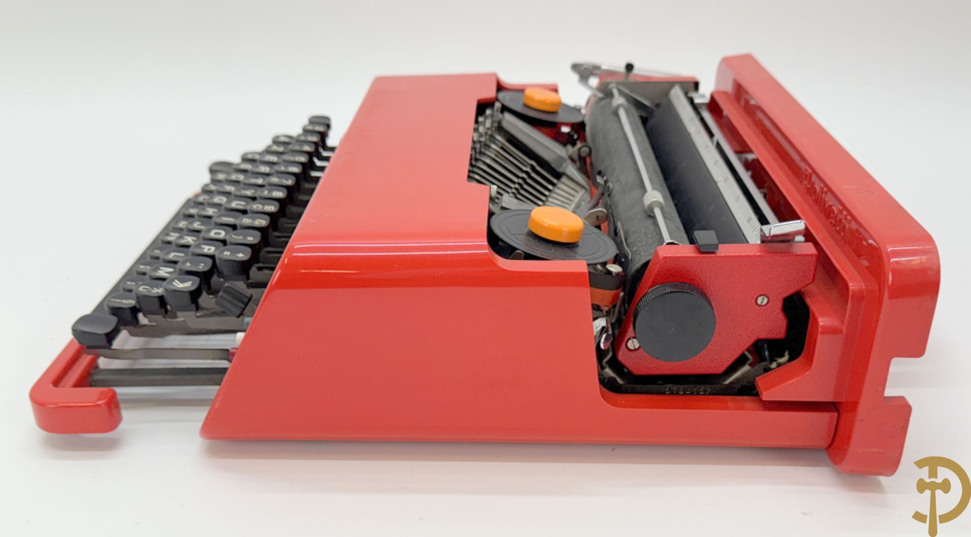 Typmachine in design plexi uitvoering door Olivetti 