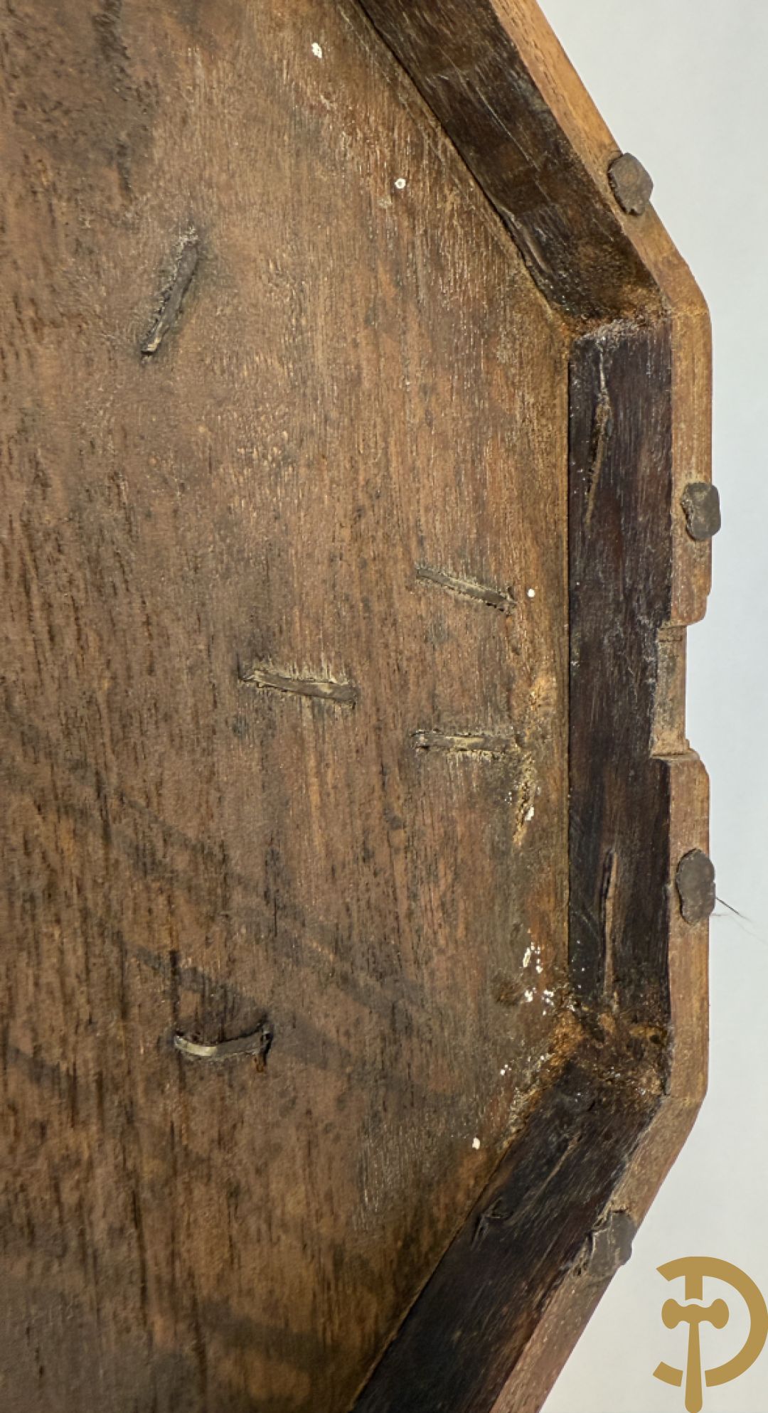 Achthoekig eiken opbergmeubel met smeedijzeren hengsels en geheime ruimte onderaan