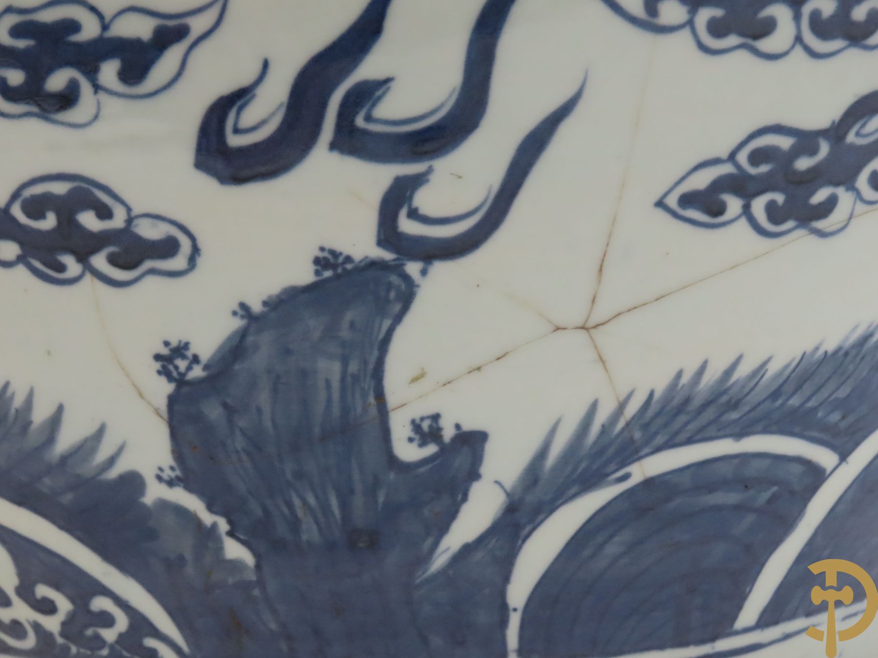 Chinese porseleinen blauw - witte cachepot met met drakenmotieven en wolkendecor