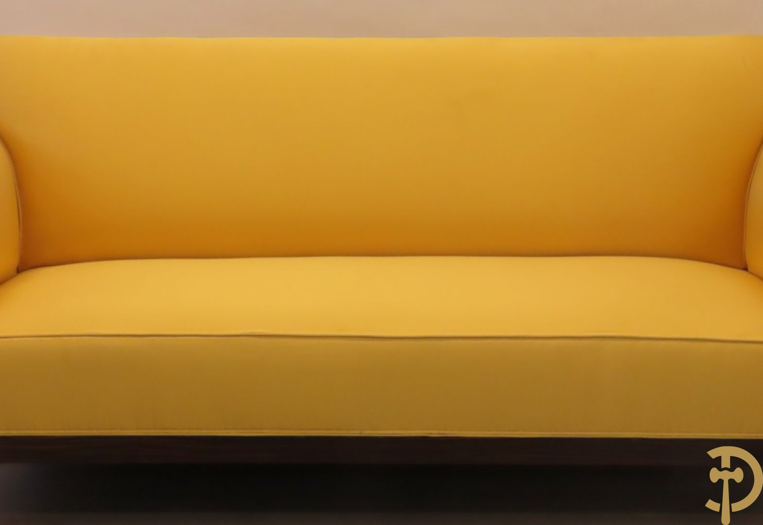 Canapé met gele zijden stof bekleed op palissander chassis, Art deco stijl