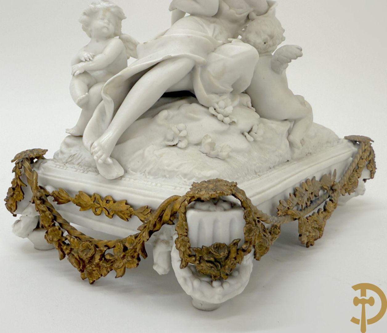 Biscuittafereel met dame met strik en 3 cupido