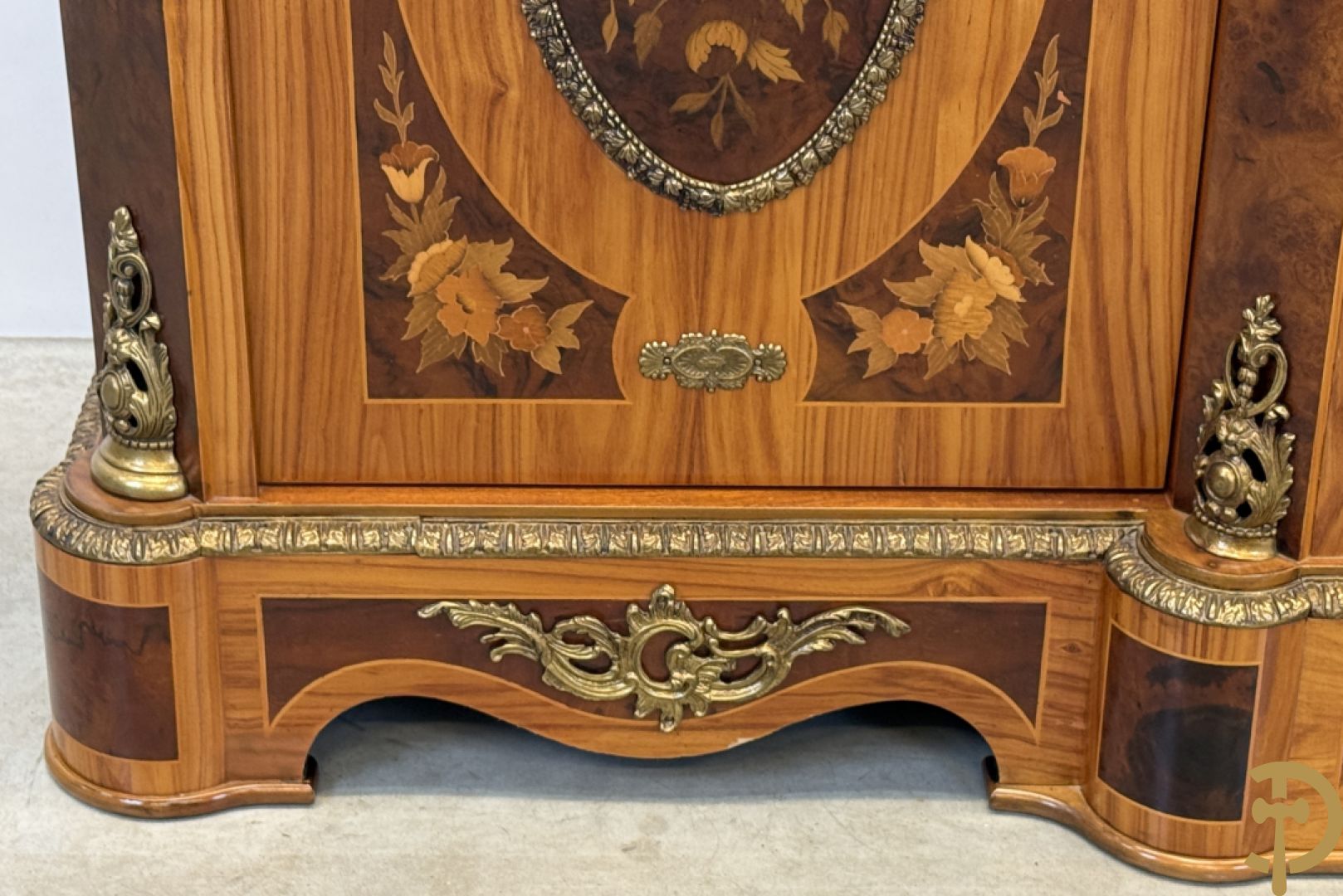 Notelaren driedeursdressoir met bloemenmarquetterie, bronsbeslag en marmeren blad