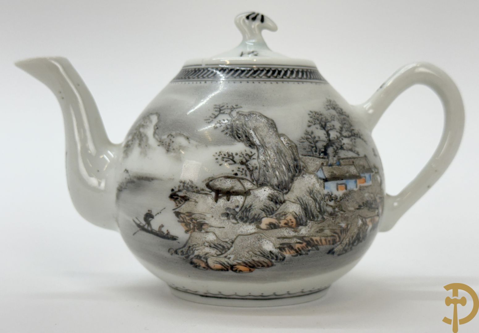 Chinees porseleinen theekannetje met landschapsdecor, vooraan en achteraan Chinese tekens, Republieks periode + kleine Kanton theekan