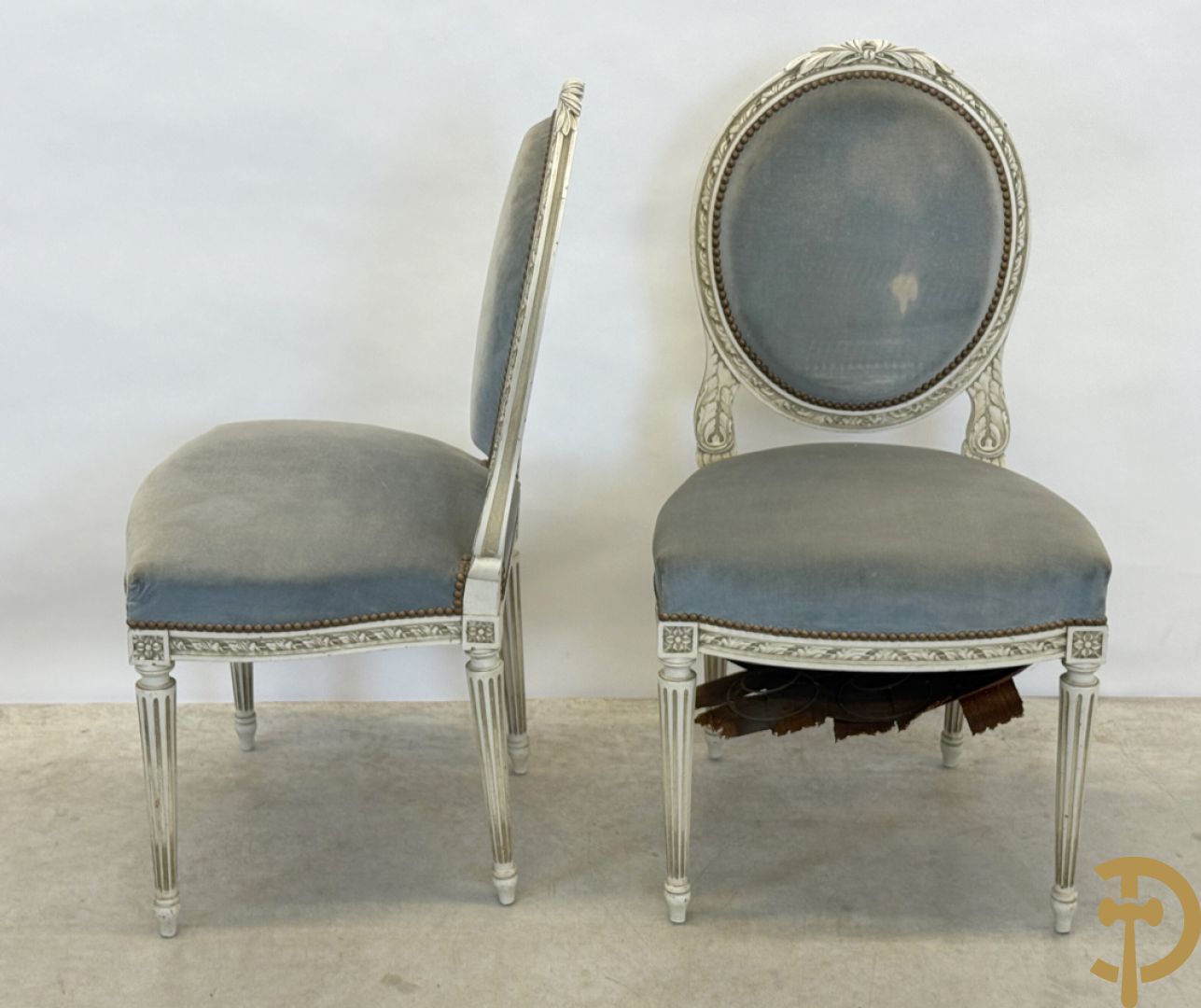 Salonensemble met rocailles, bloemenmotieven en gecanneleerde poten bestaande uit canapé, 2 armzetels en 2 stoelen