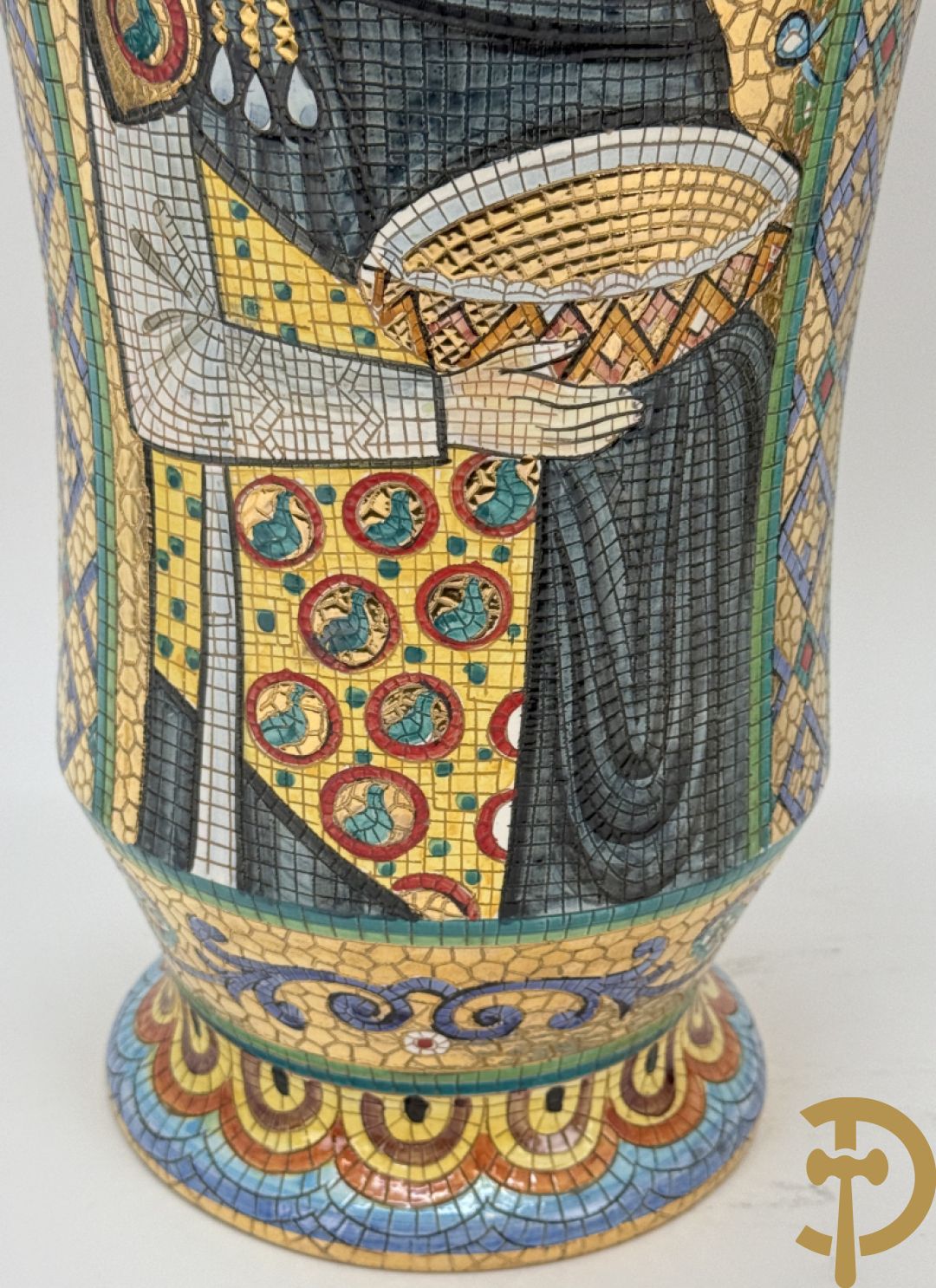 Twee Italiaanse vazen met verguld decor van personages en bloemenranken, Maioliche Deruta Italy 10005/45 en 10005/47