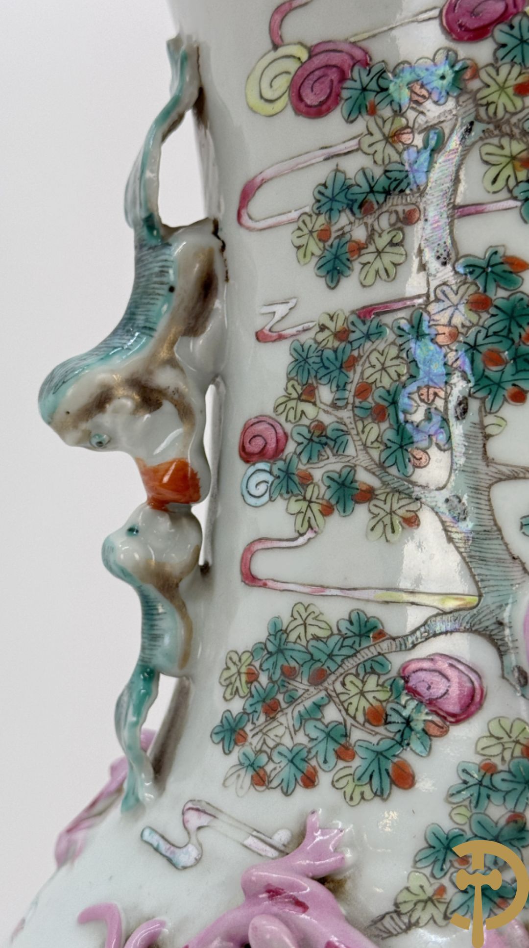 Chinese porseleinen vaas met dubbel decor van dieren, personages, dames en kinderen