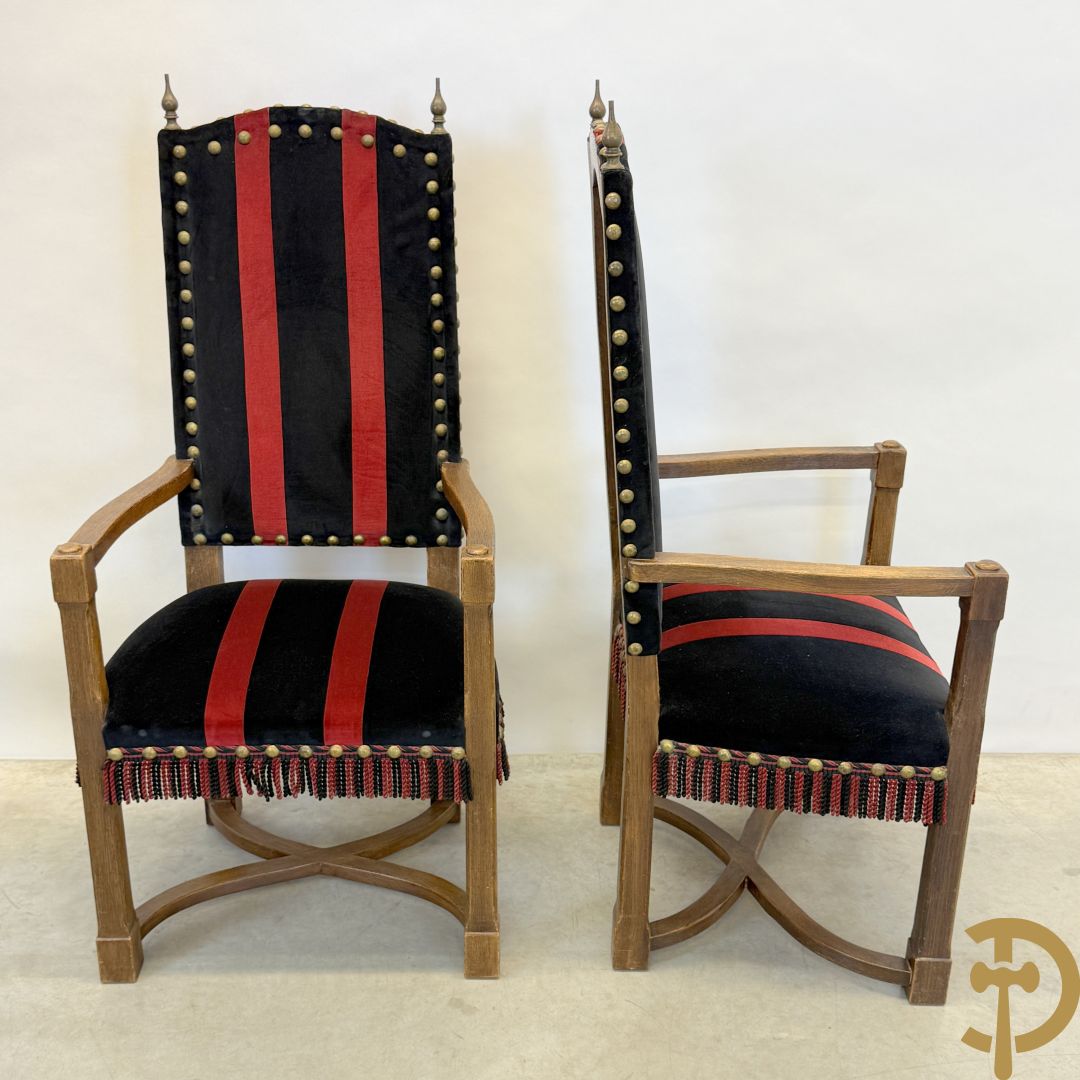 Massief eiken tafel met wangen en smeedijzer verbonden + 6 hoogleunige stoelen + 2 armzetels