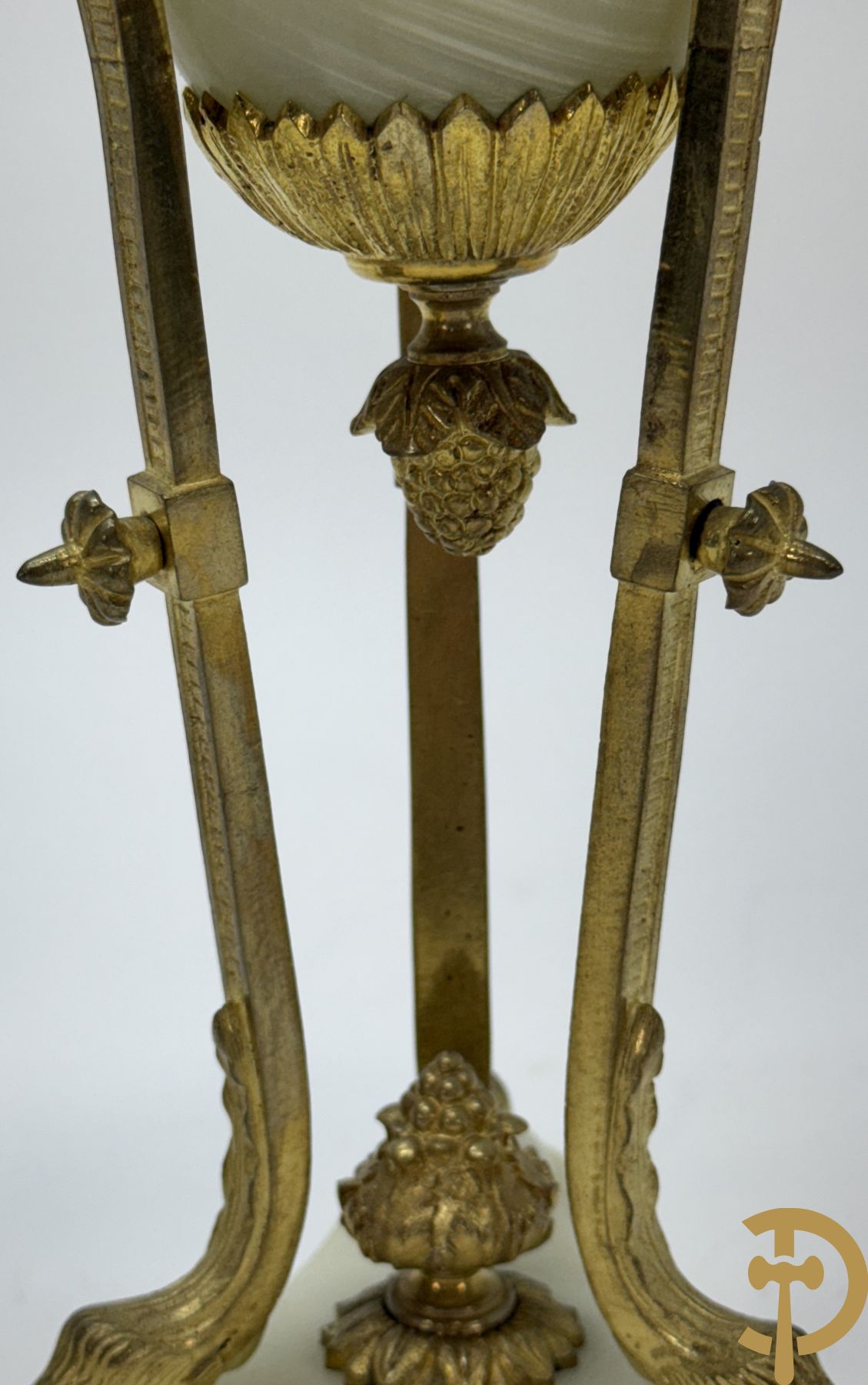 Paar vuurvergulde bronzen cassolettes met onix bezet met bokkepootjes en ramskoppen, bovenaan met flambeau