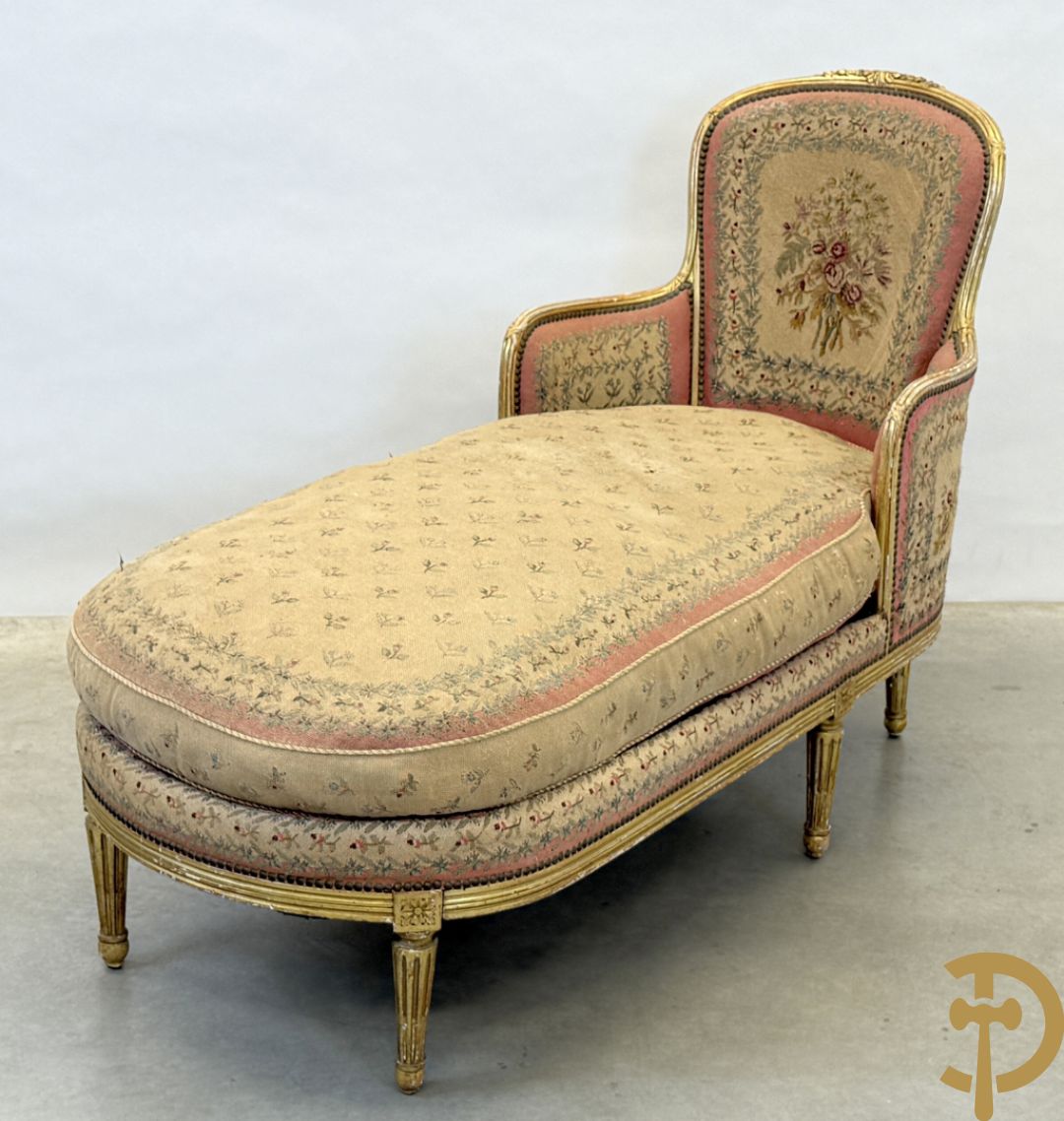 Vergulde Louis XVI chaise longue bezet met petit points met bloemendecor