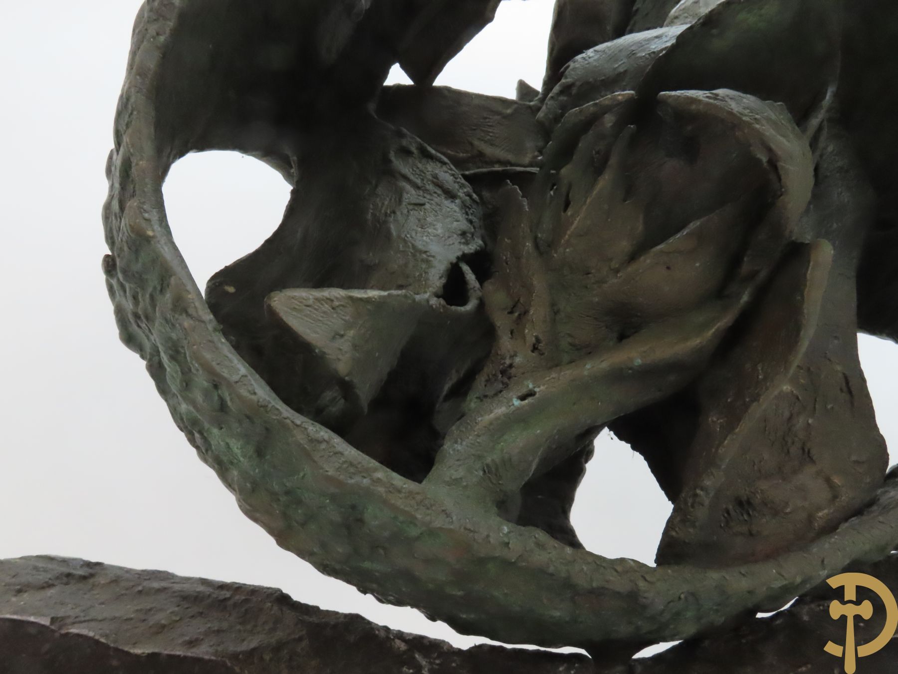 LAMPENS Mark getekend op arduinene sokkel - Kegelvormige bronssculptuur met grillig rolwerk