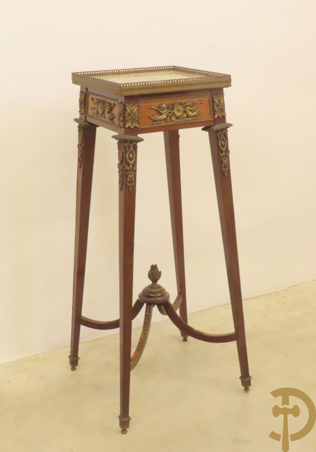 Notelaren staander bezet met bronsbeslag van musicerende cupido