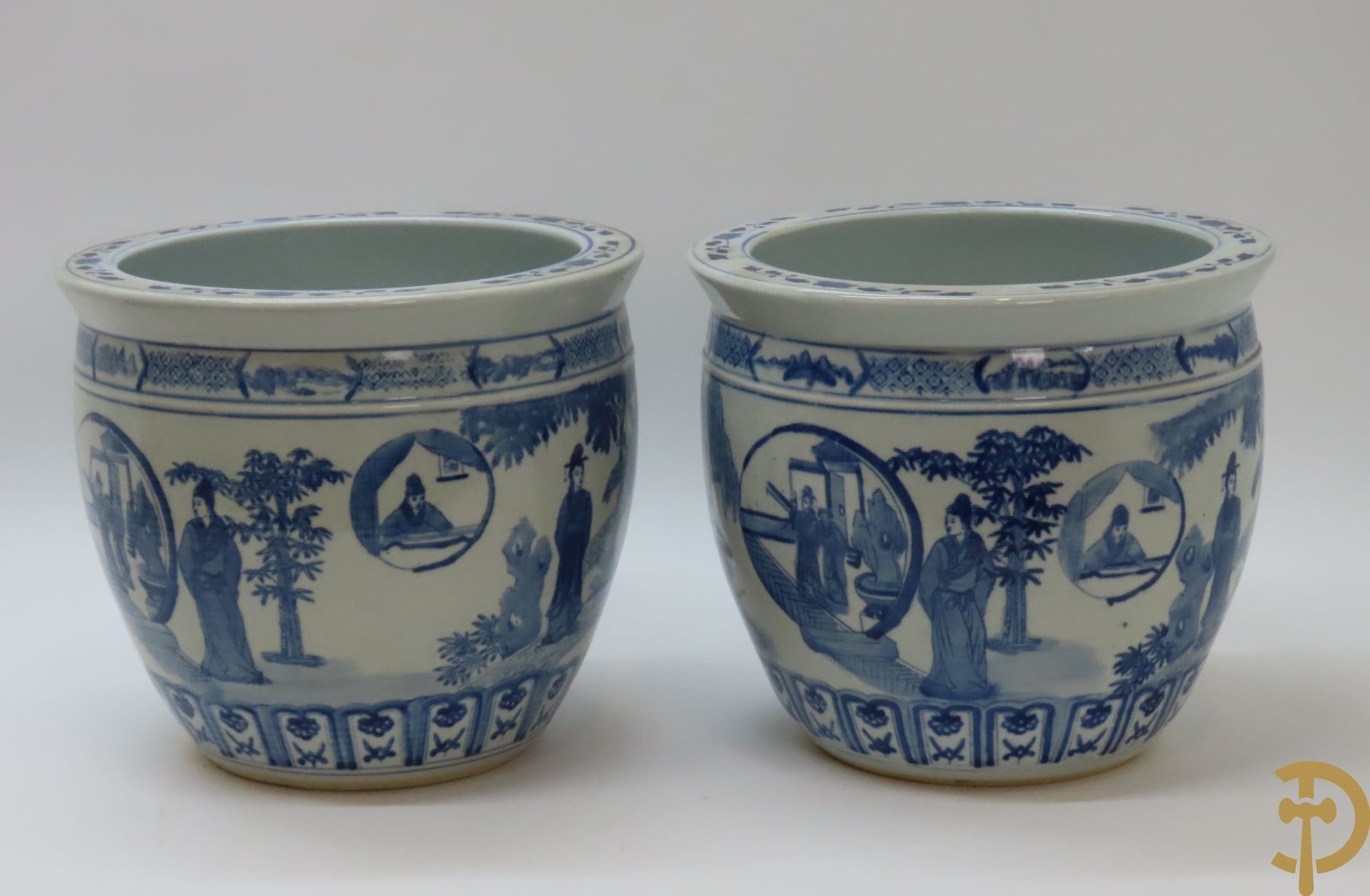 Paar Chinese porseleinen cachepots met blauw/wit decor van dames in landschap