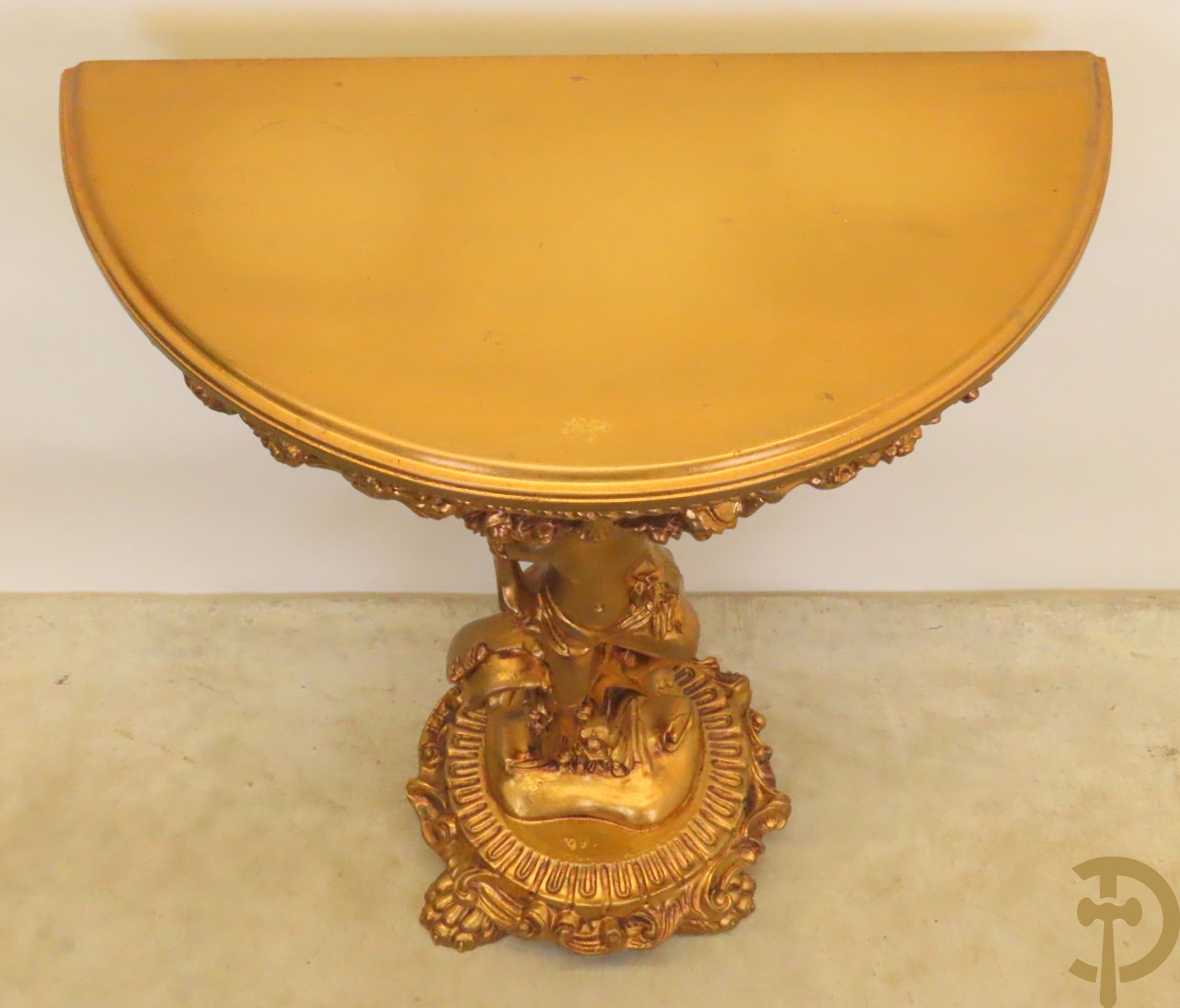 Vergulde halve maanvormige console gedragen door cupido op klauwepoten