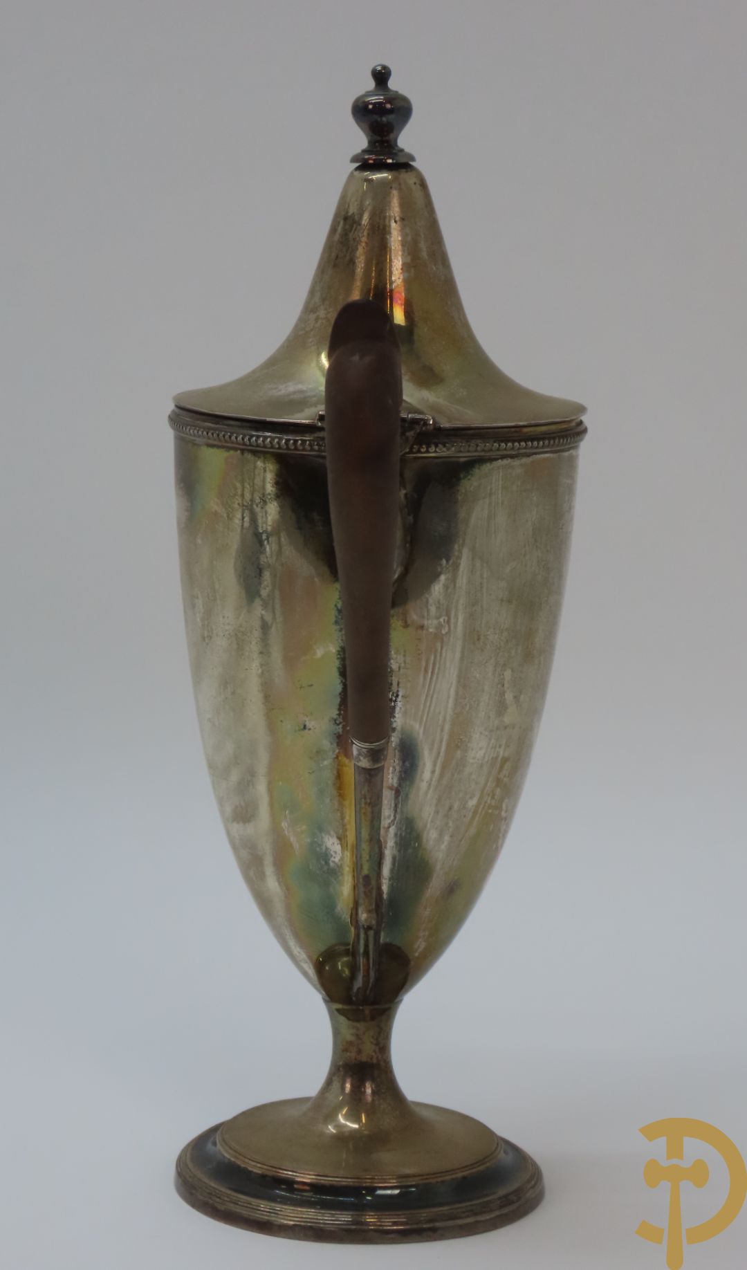 Verzilverd koffiestel MFD & Plated by Reed & Barton 2046 bestaande uit koffiekan, melkkan en suikerpot met ovale medaillons + verzilverde coupe met eekhoorn en rocaille + verzilverde coupe met glas + Verzilverde schenkkan met houten handvat