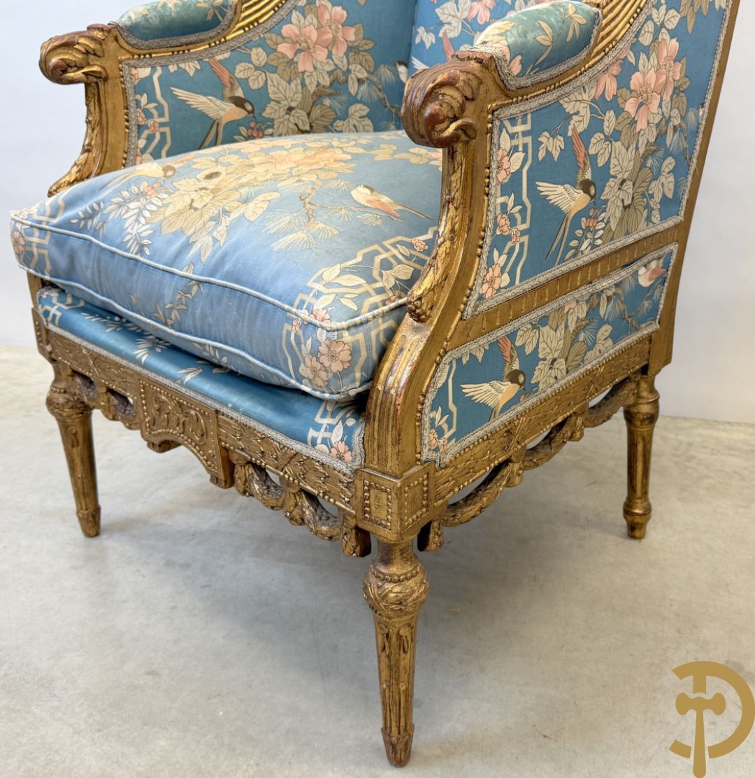 Twee vergulde bergères met gesculpteerde accanthusranken en guirlandes