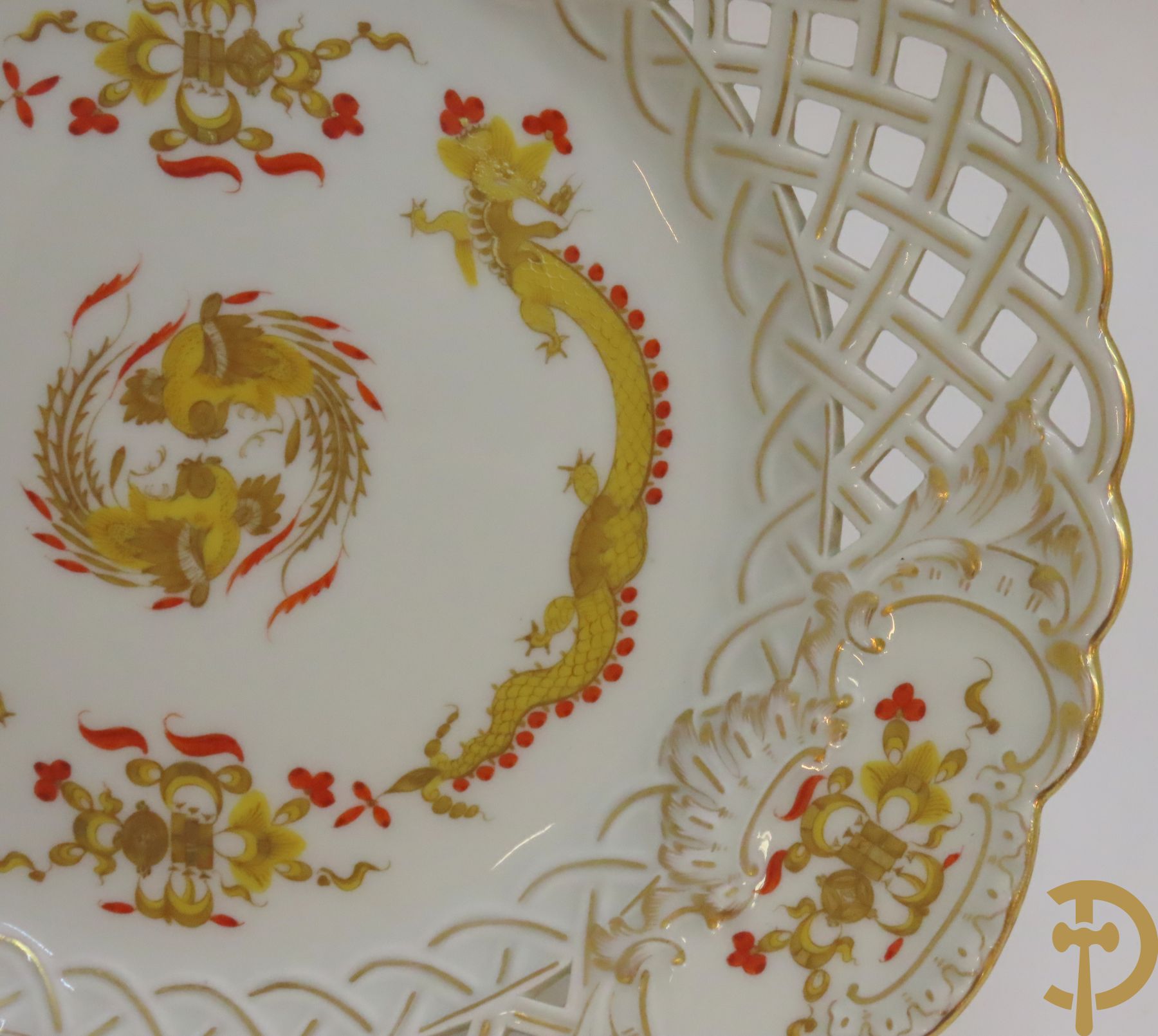 Zes porseleinen borden onder gemerkt met zwaarden / Meissen : 1 bord met stadstafereel, 1 verlucht bord met drakendecor, 1 bord met vogeldecor, 1 met bloemen en 2 met bloemendecor omgeven door vergulde rand