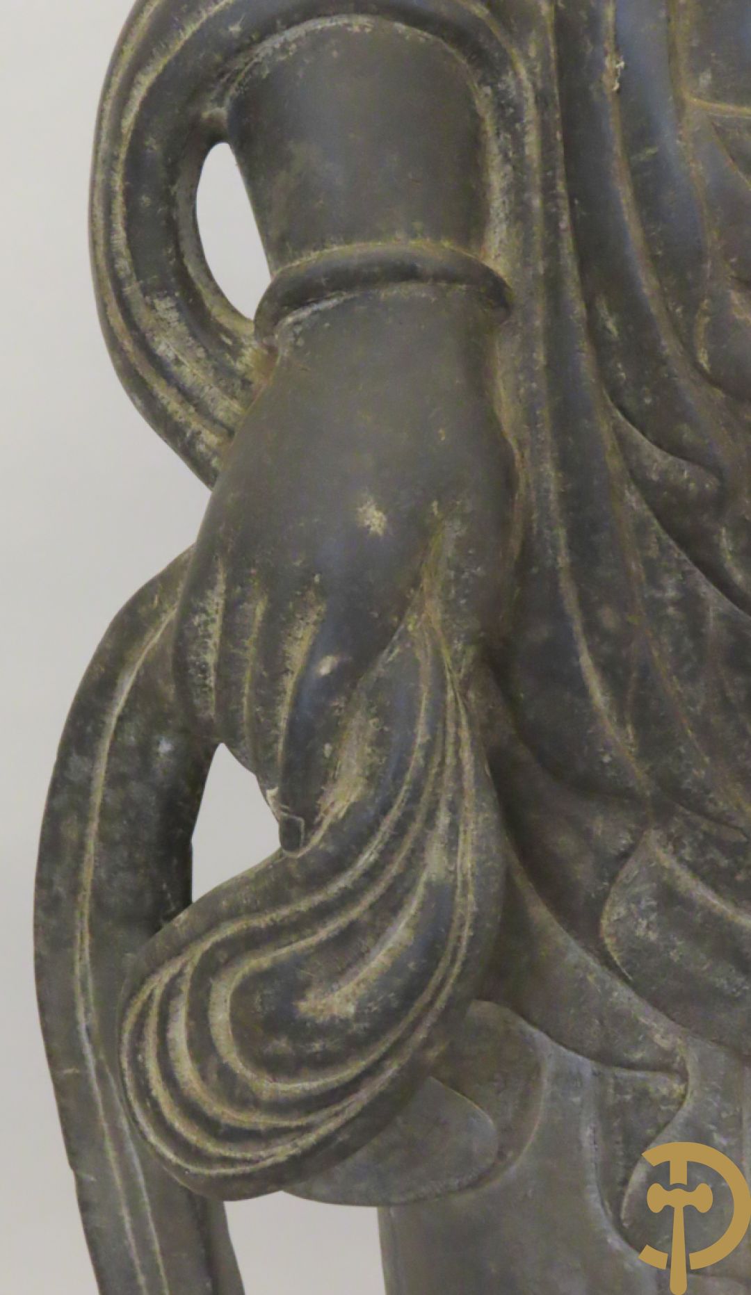 Aziatisch handgesculpteerd stenen beeld van een staande boedha