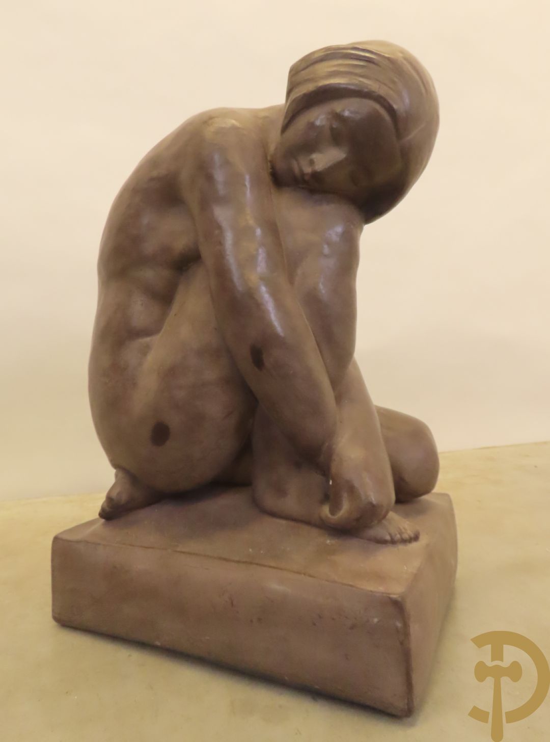 Geknielde zittende gepatineerde dame in composiet, Art deco stijl