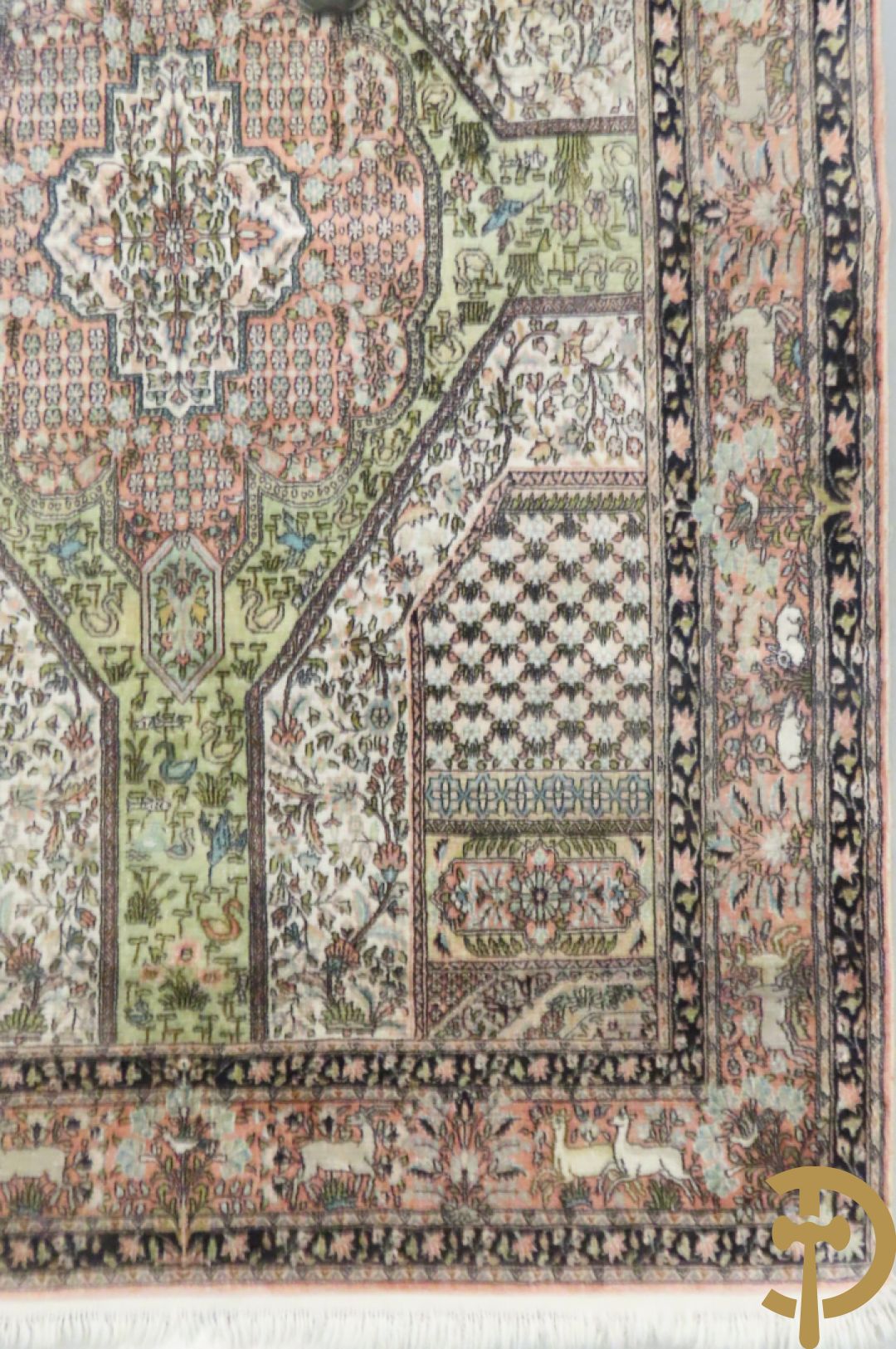 Oosters handgeknoopt zijden tapijt met bloemen- dierenmotieven