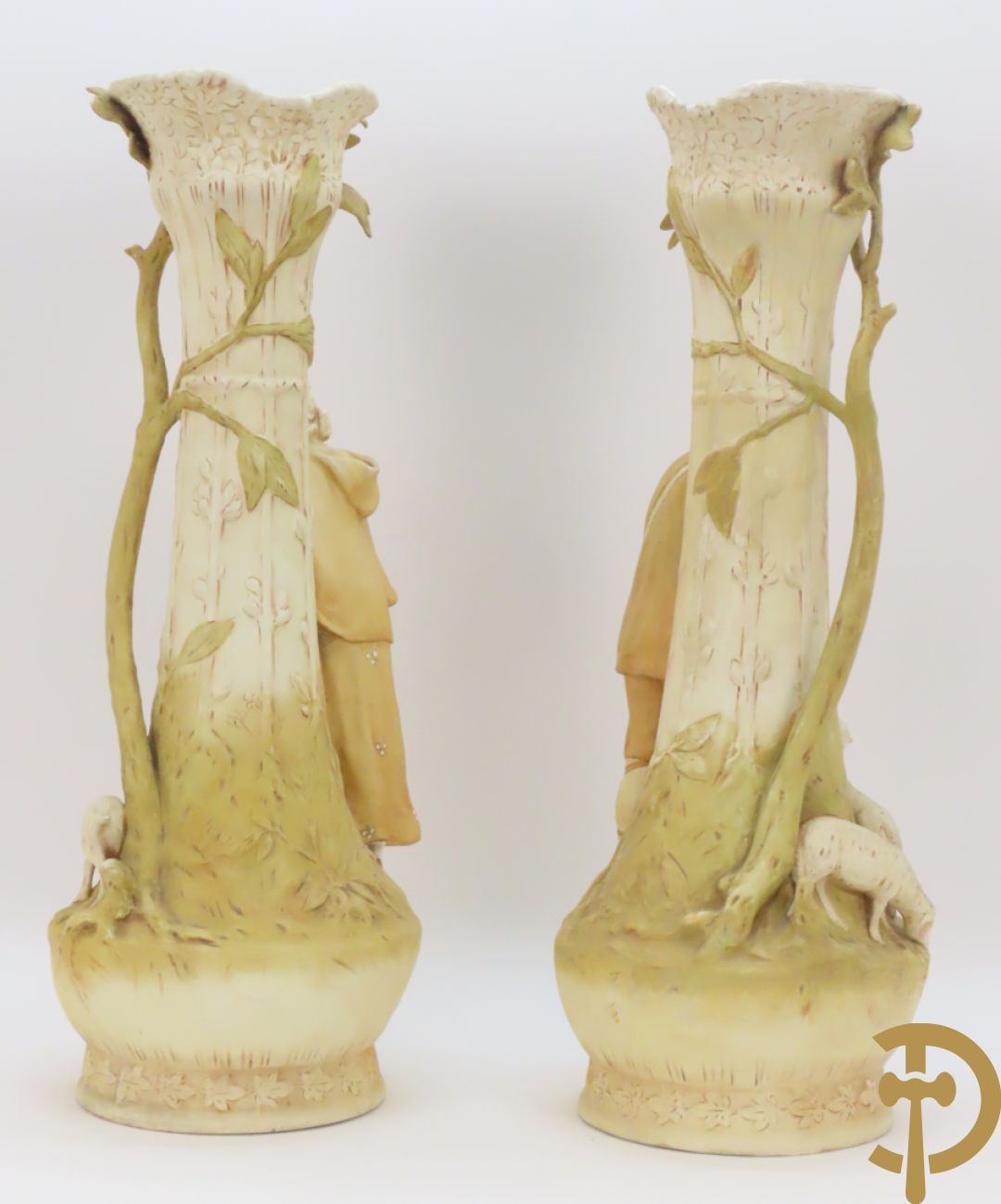 Paar Royal Dux vazen met herderpaar, gemerkt onderaan