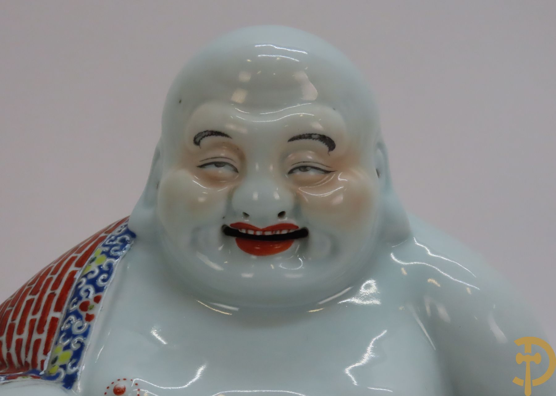Chinese porseleinen zittende lachende boeddha