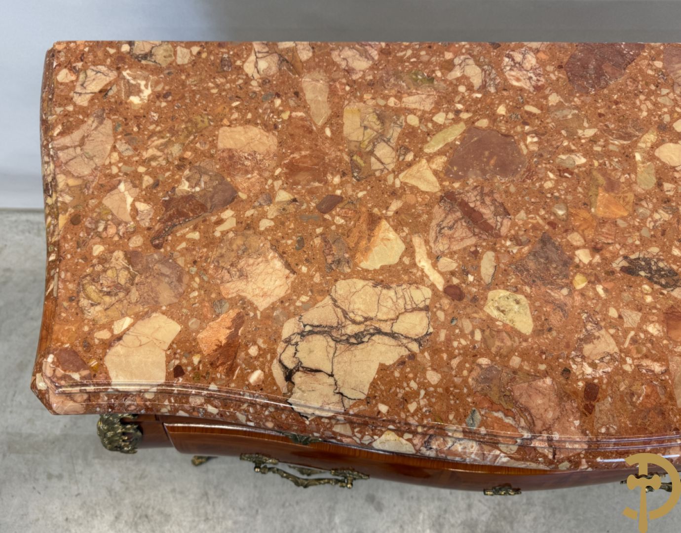 Gegalbeerde notelaren vierladencommode bezet met bronsbeslag en marmeren blad