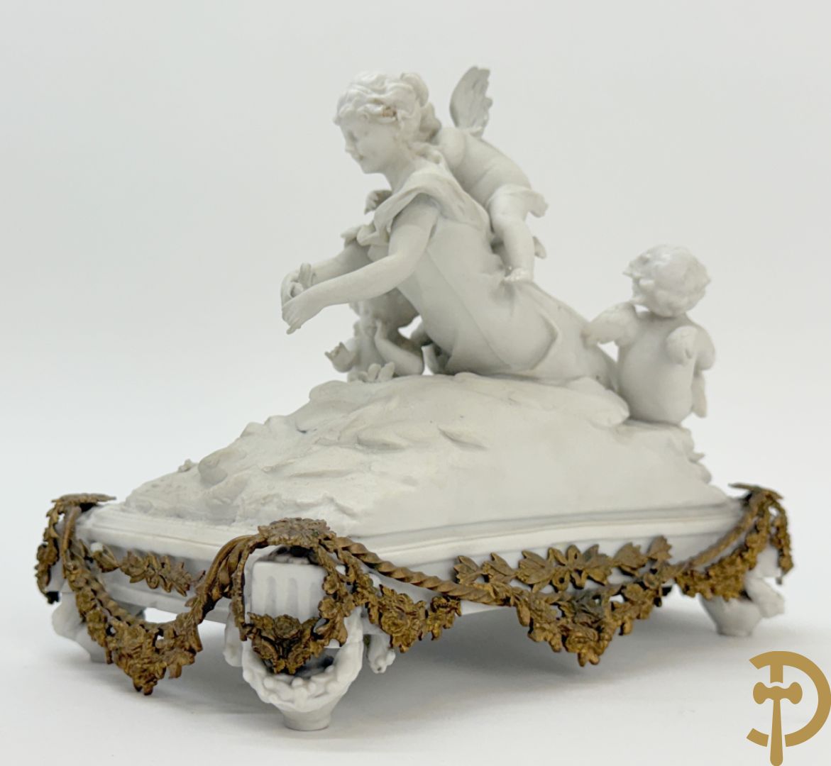 Biscuittafereel met dame met strik en 3 cupido