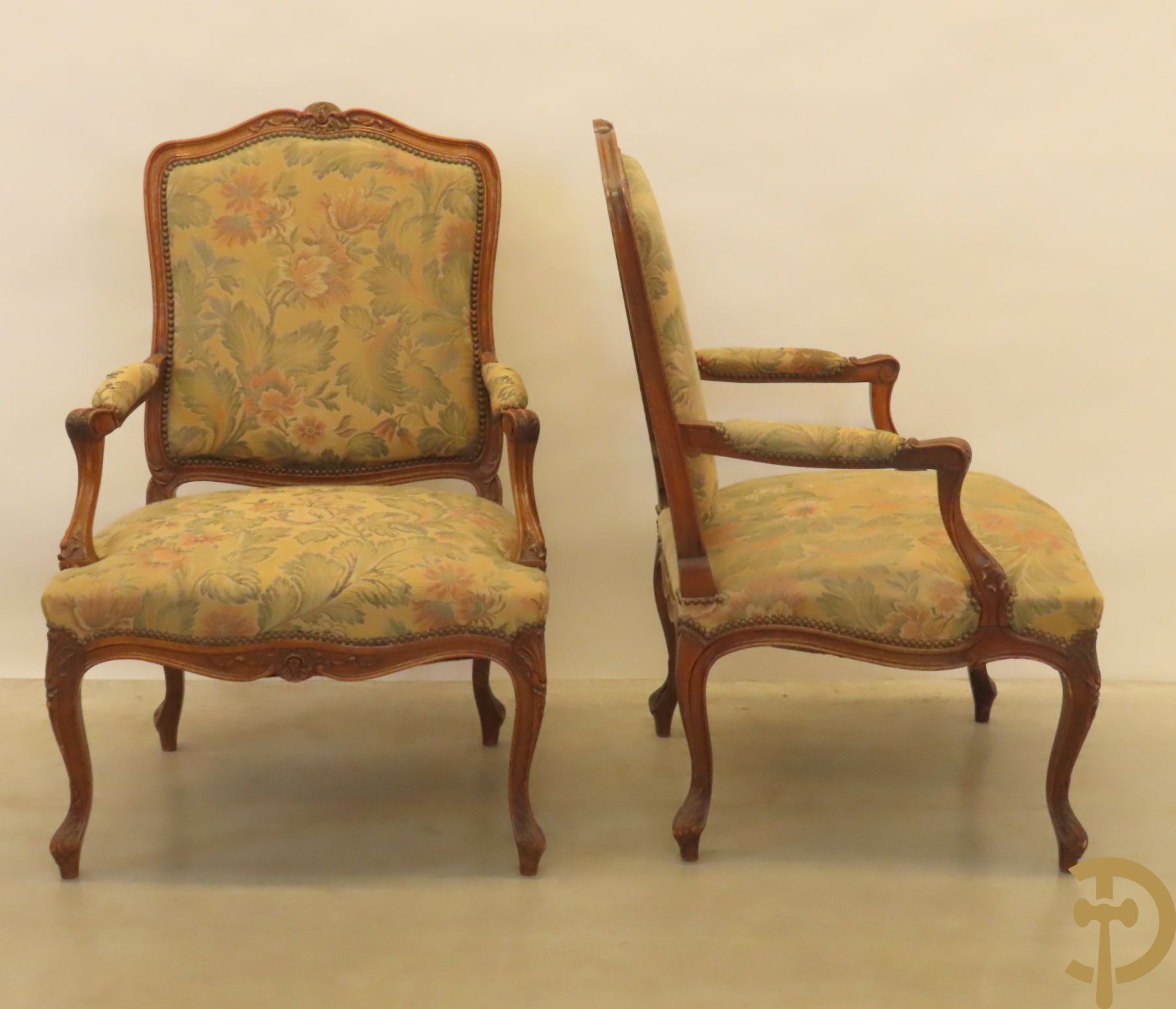 Paar Louis XV armzetels met rocailles, voluutvormige poten en armleuningen