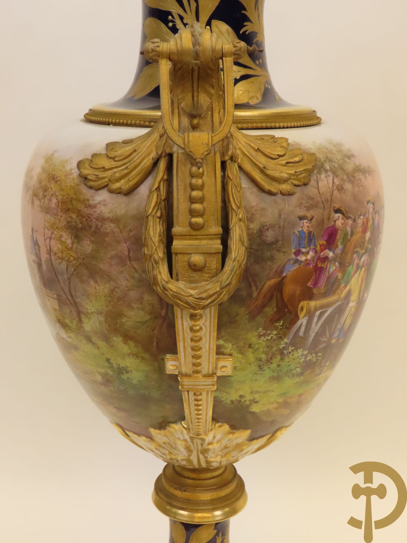 Grote porseleinen Sèvres vaas met dubbel decor van cavalerie, slagveldtaferelen en zicht op kasteel, DESPREZ H. getekend in het decor - bovenaan met verguld decor en zijdelings met bronzen oren en accanthusranken - deksel met Sèvres merkteken - op vierkante bronzen sokkel met klauwepoten