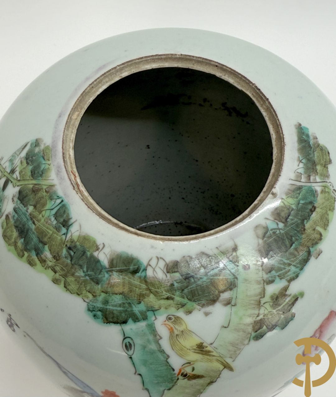 Drie Chinese porseleinen dekselpotiches met vogel- en bloemendecor