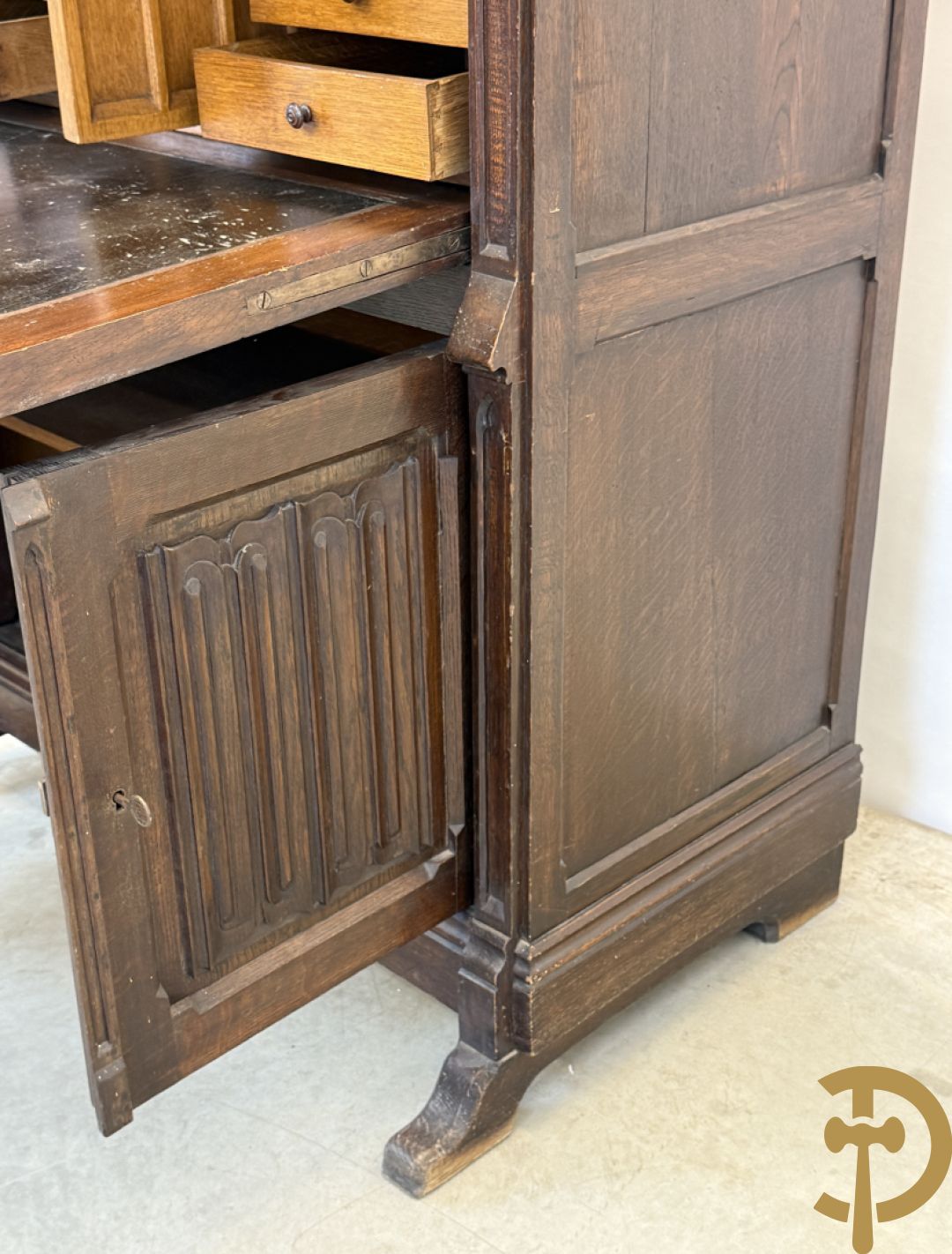 Massief eiken secretaire abattant met lade, klep en 2 deuren, centraal met interieur, Neo Gotisch