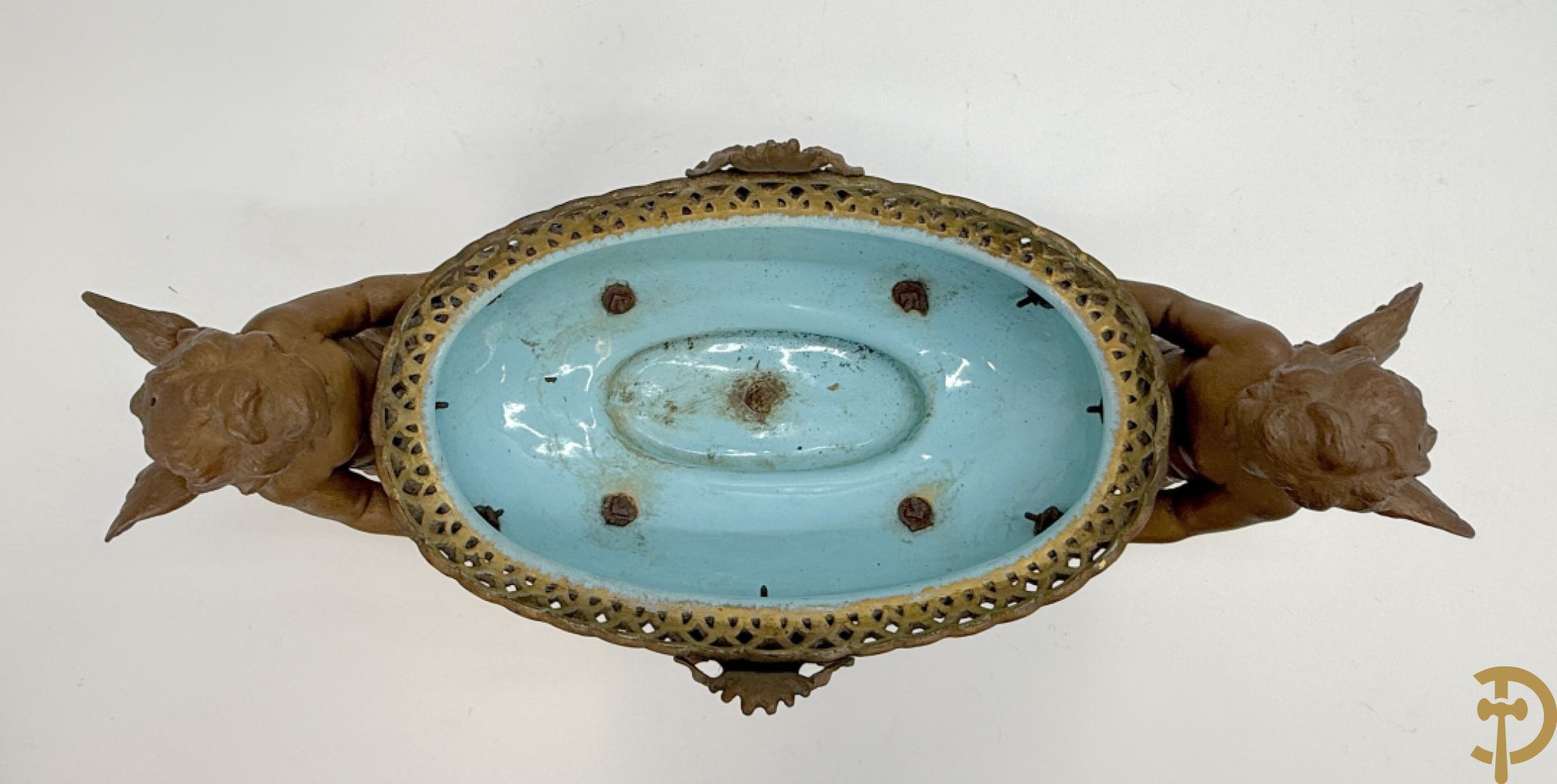 Blauwe coupe gehouden door paar zamak cupido