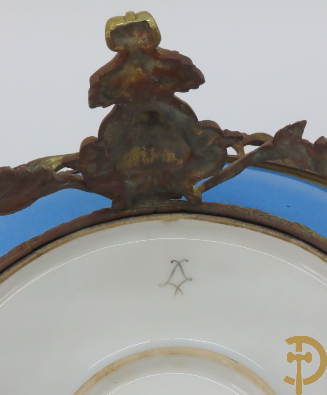 Porseleinen Sèvres schotel met handbeschilderd romantisch tafereel van lieflijk koppel gevat in bronzen houder - bezet met dameshoofden en accanthusranken, onderaan gemerkt Sèvres