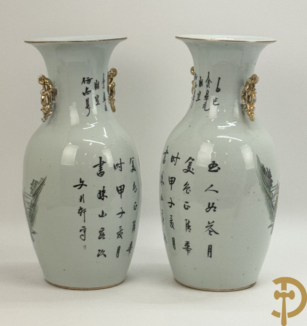 Paar Chinese porseleinen vazen met geisha decor en dames in landschap