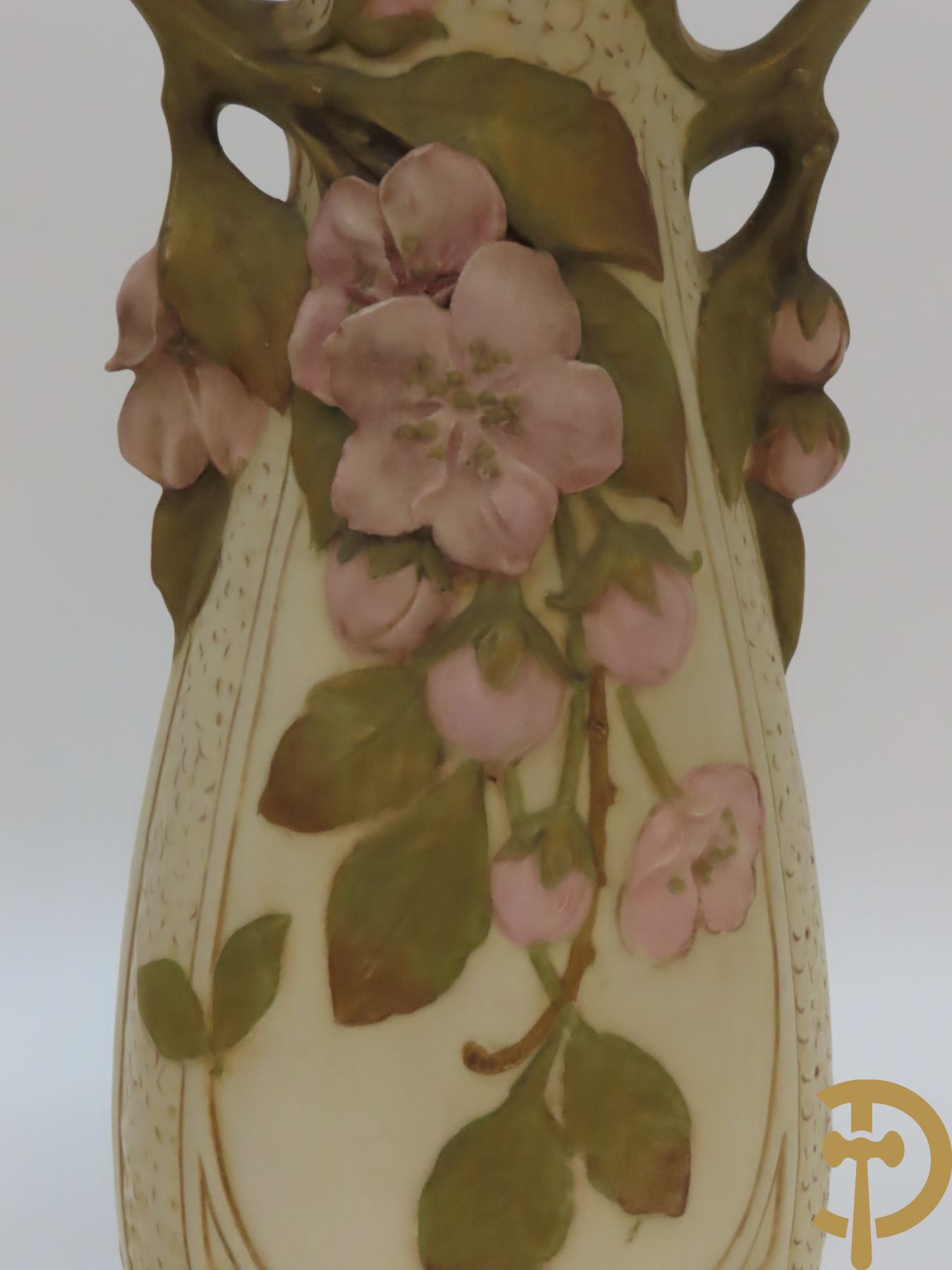 Paar Royal Dux vazen, Art Nouveau stijl, met bloemen bezet, Nummer 5505