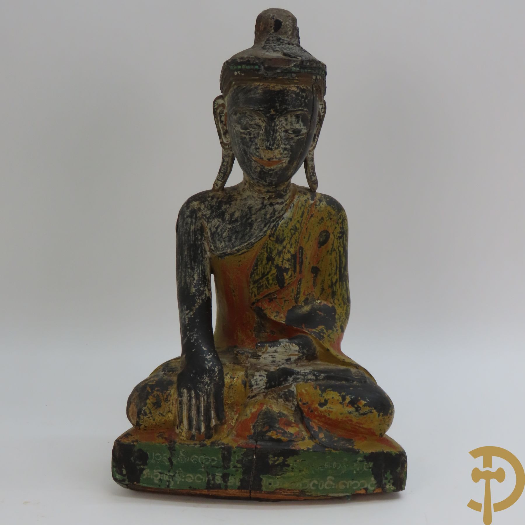 Houtgesculpteerde zittende Boeddha, onderaan met beschrijving