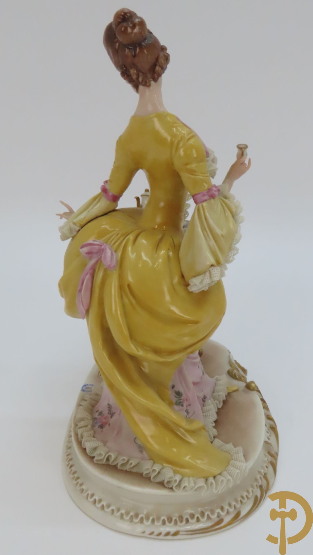 Drie porseleinen sierstukken 