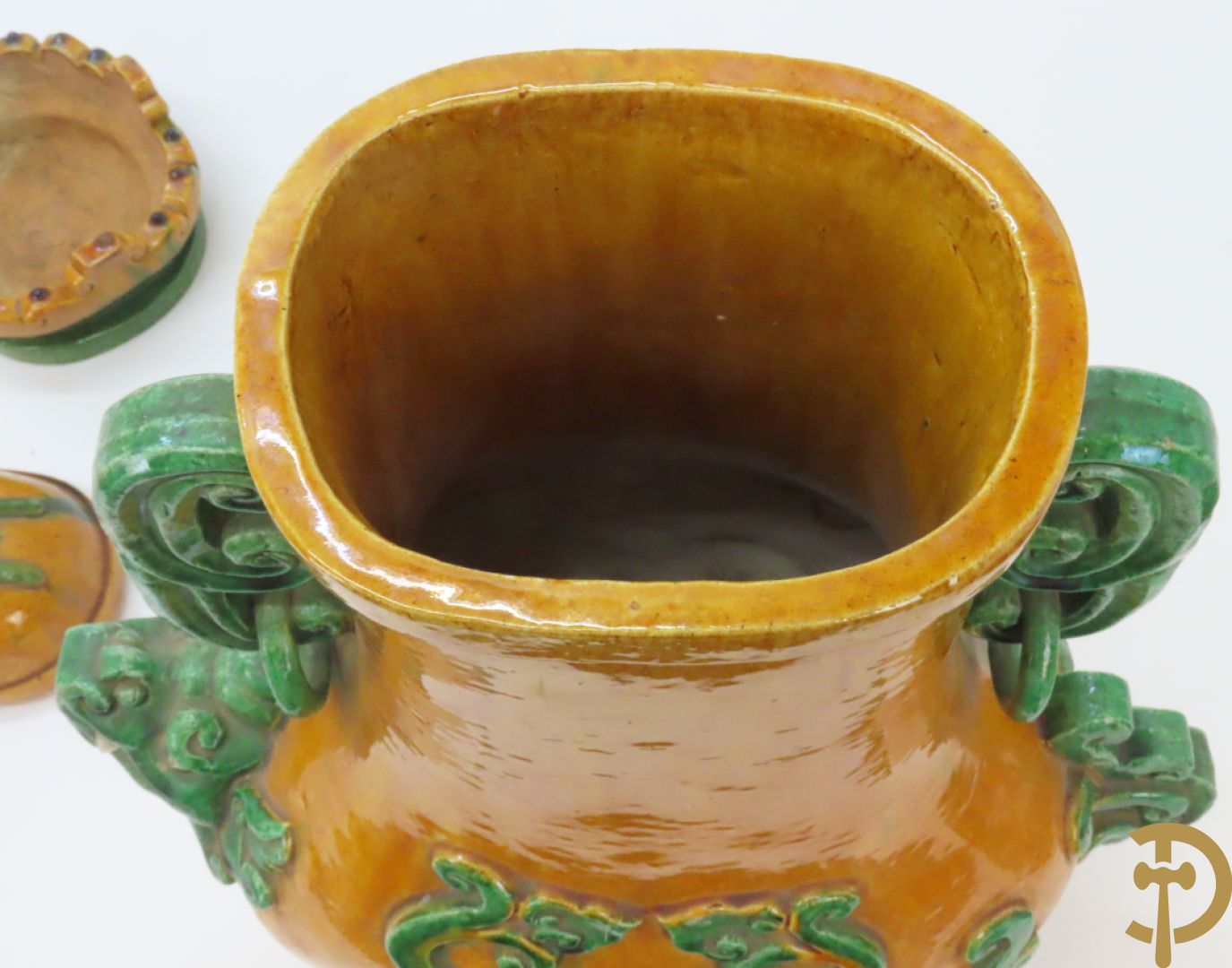 Geglazuurde Chinese aardewerken dekselvaas met fo honden en plantenmotieven