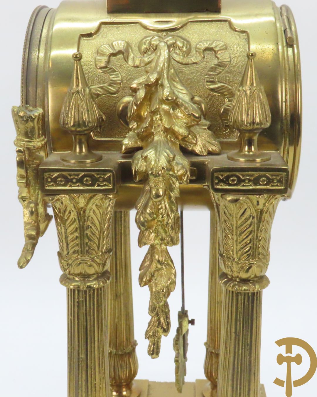 Driedelige bronzen garnituur bestaande uit middenstuk met 4 gecanneleerde zuilen en adelaar bezet + paar kandelaars